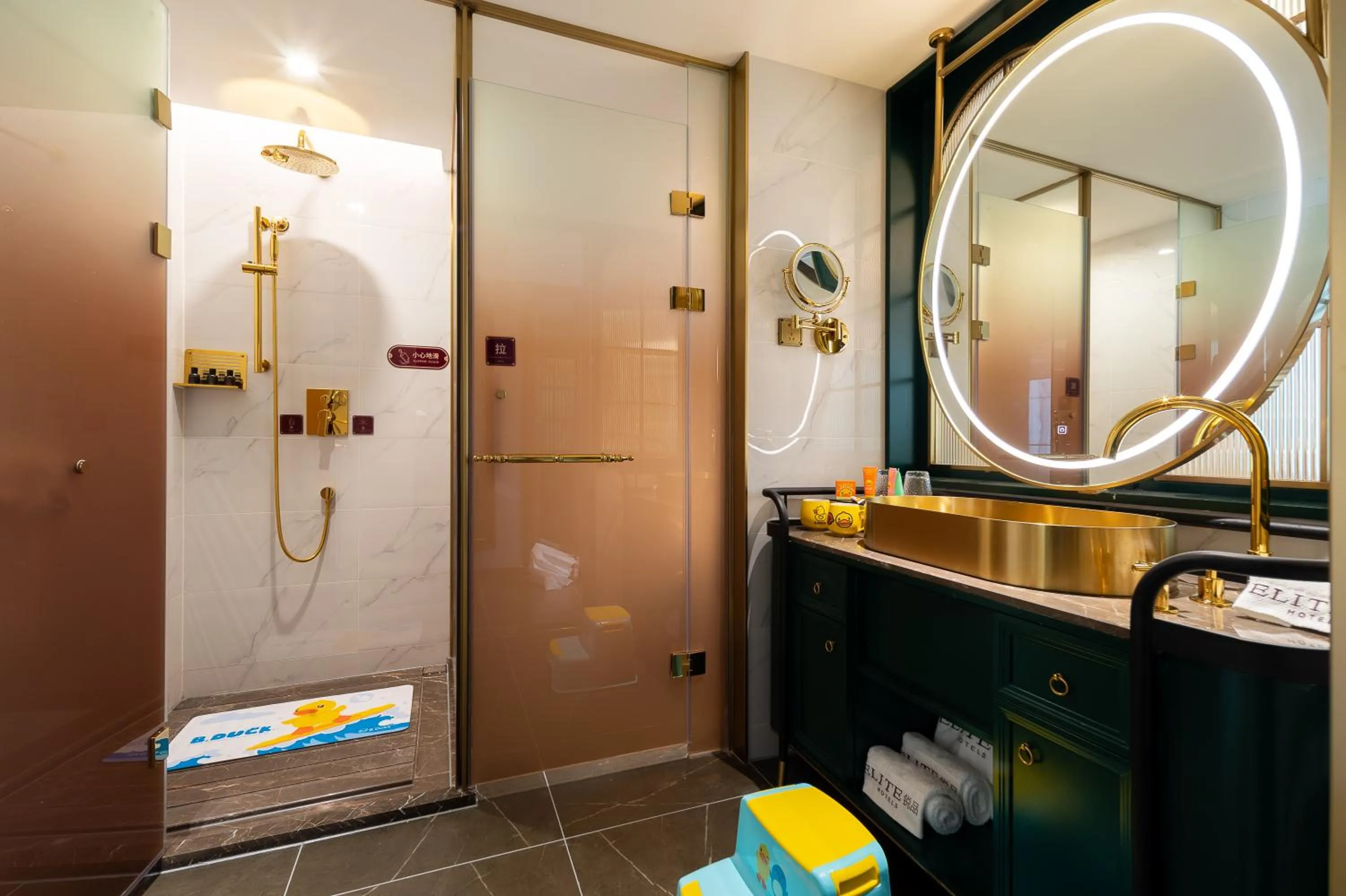 Shower in ELITE International Hotel Taikoo Hui Plaza Gangding Metro Station Branch