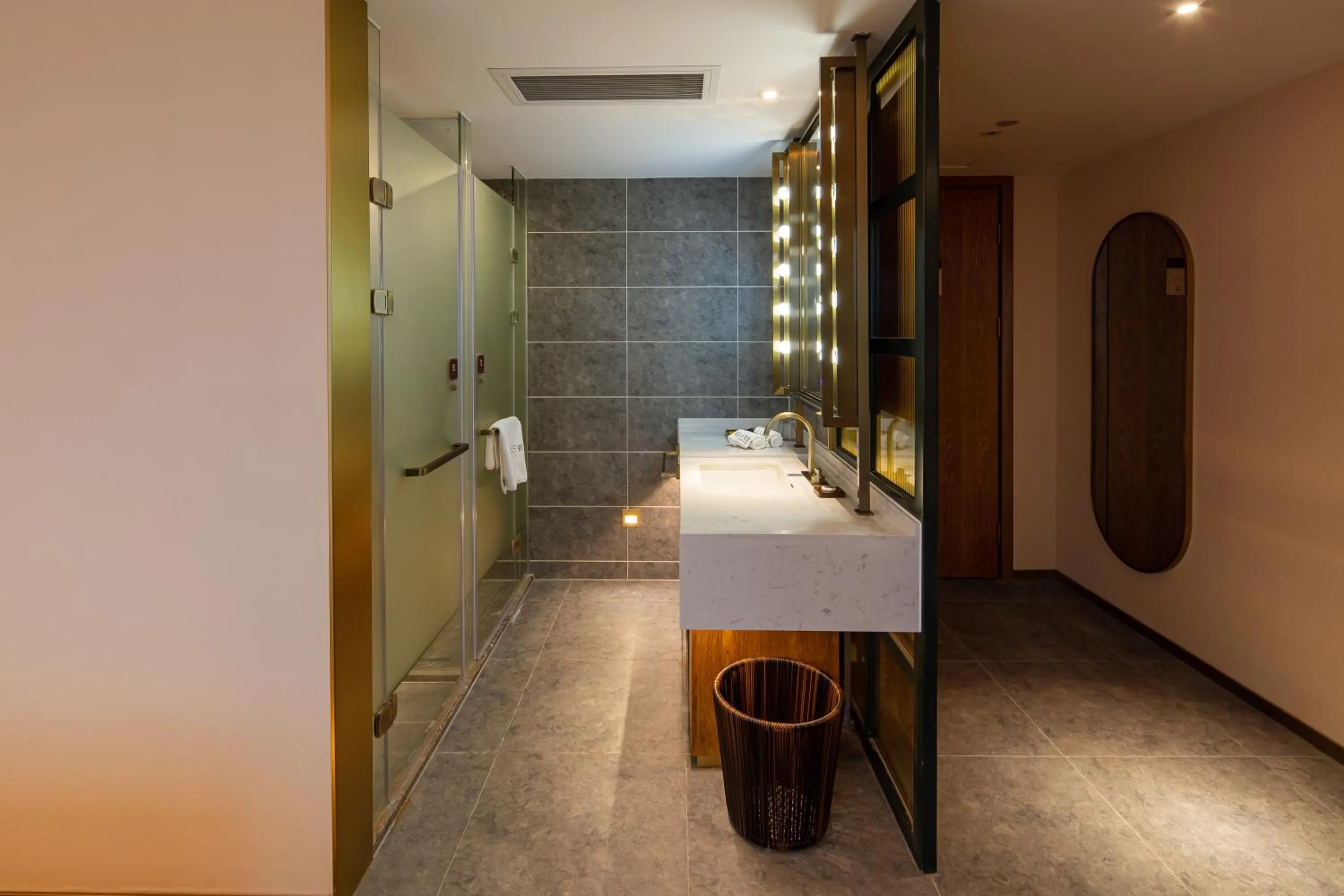Toilet in ELITE International Hotel Taikoo Hui Plaza Gangding Metro Station Branch
