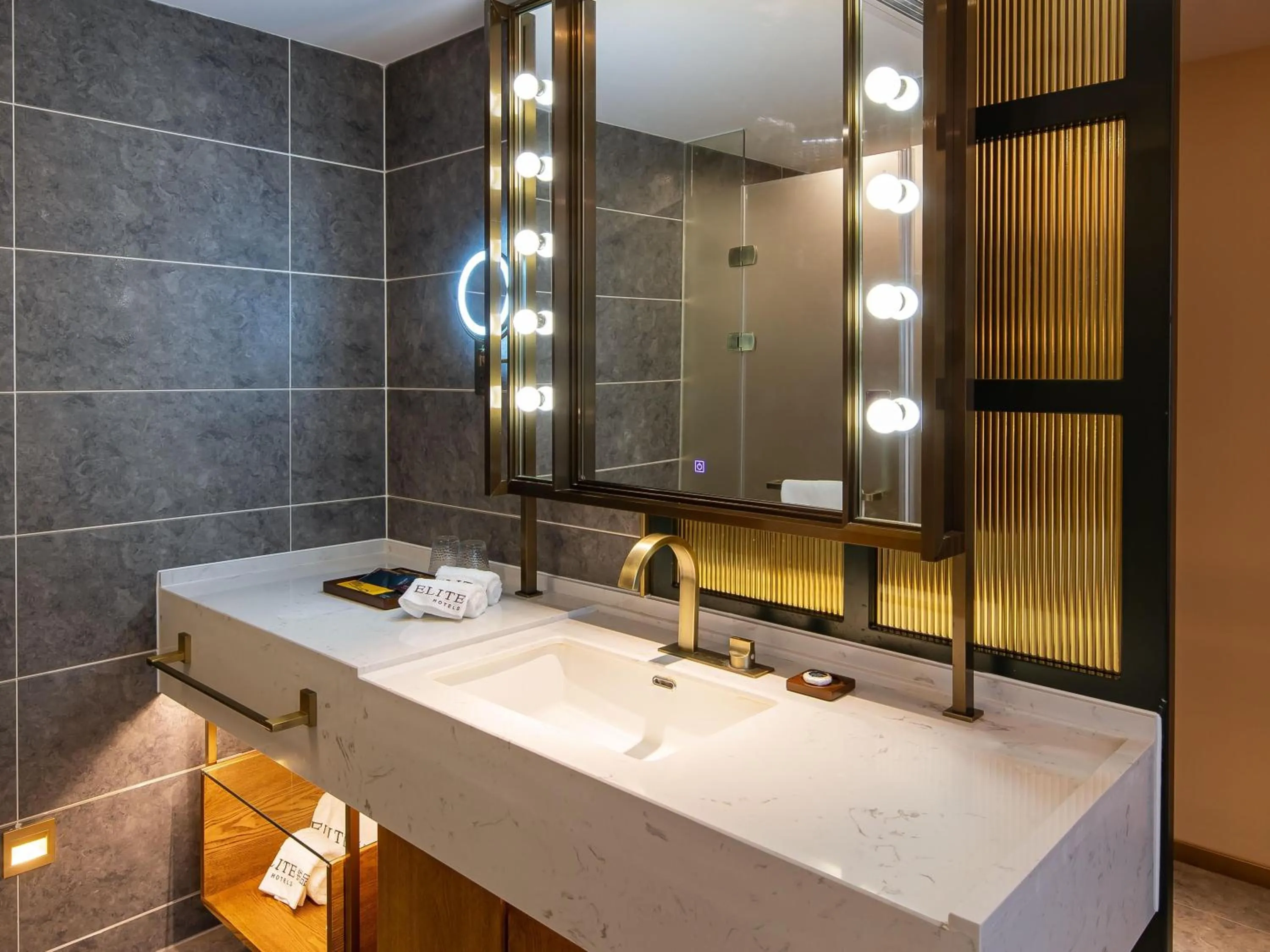 Toilet in ELITE International Hotel Taikoo Hui Plaza Gangding Metro Station Branch