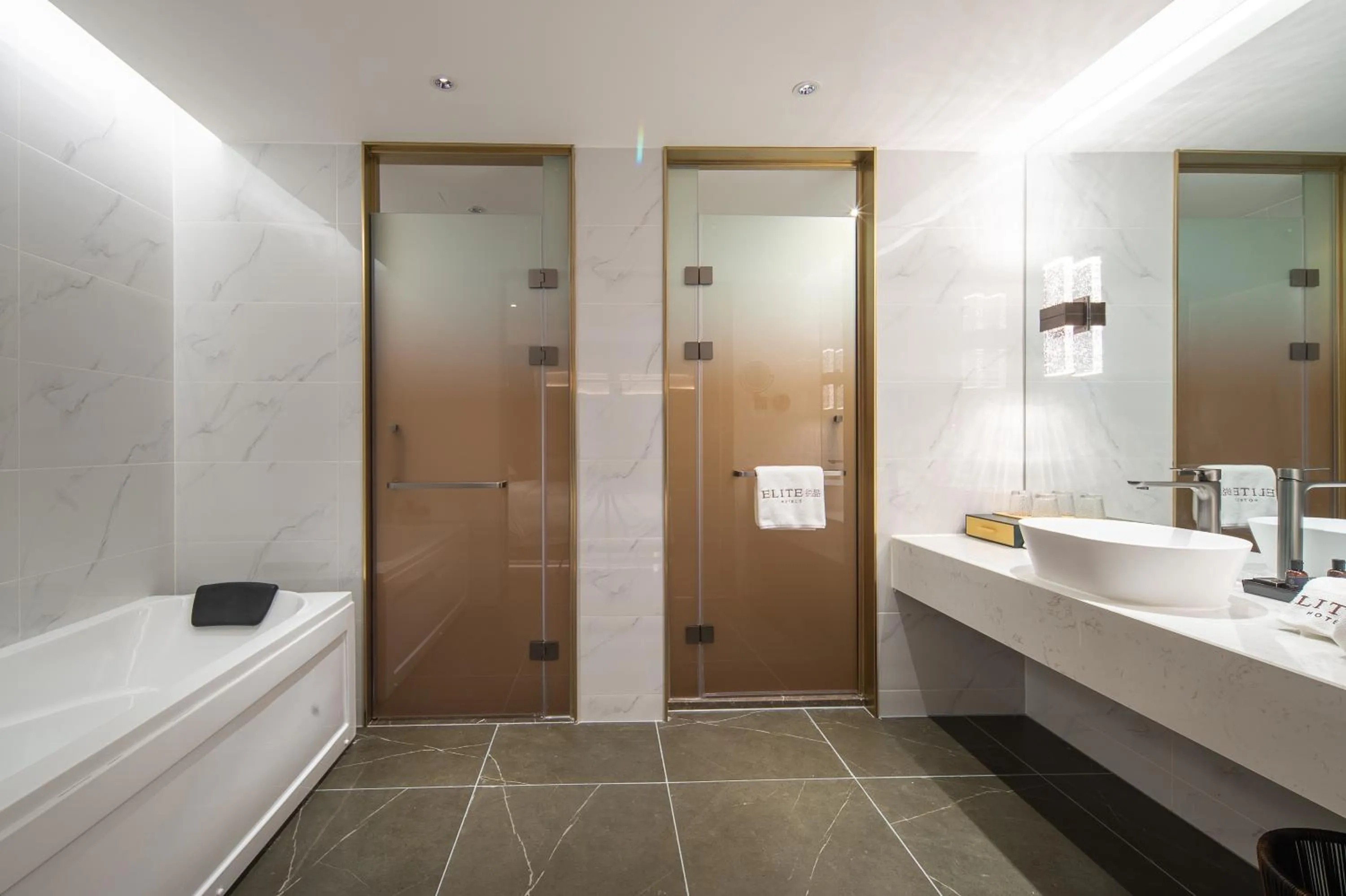Shower in ELITE International Hotel Taikoo Hui Plaza Gangding Metro Station Branch
