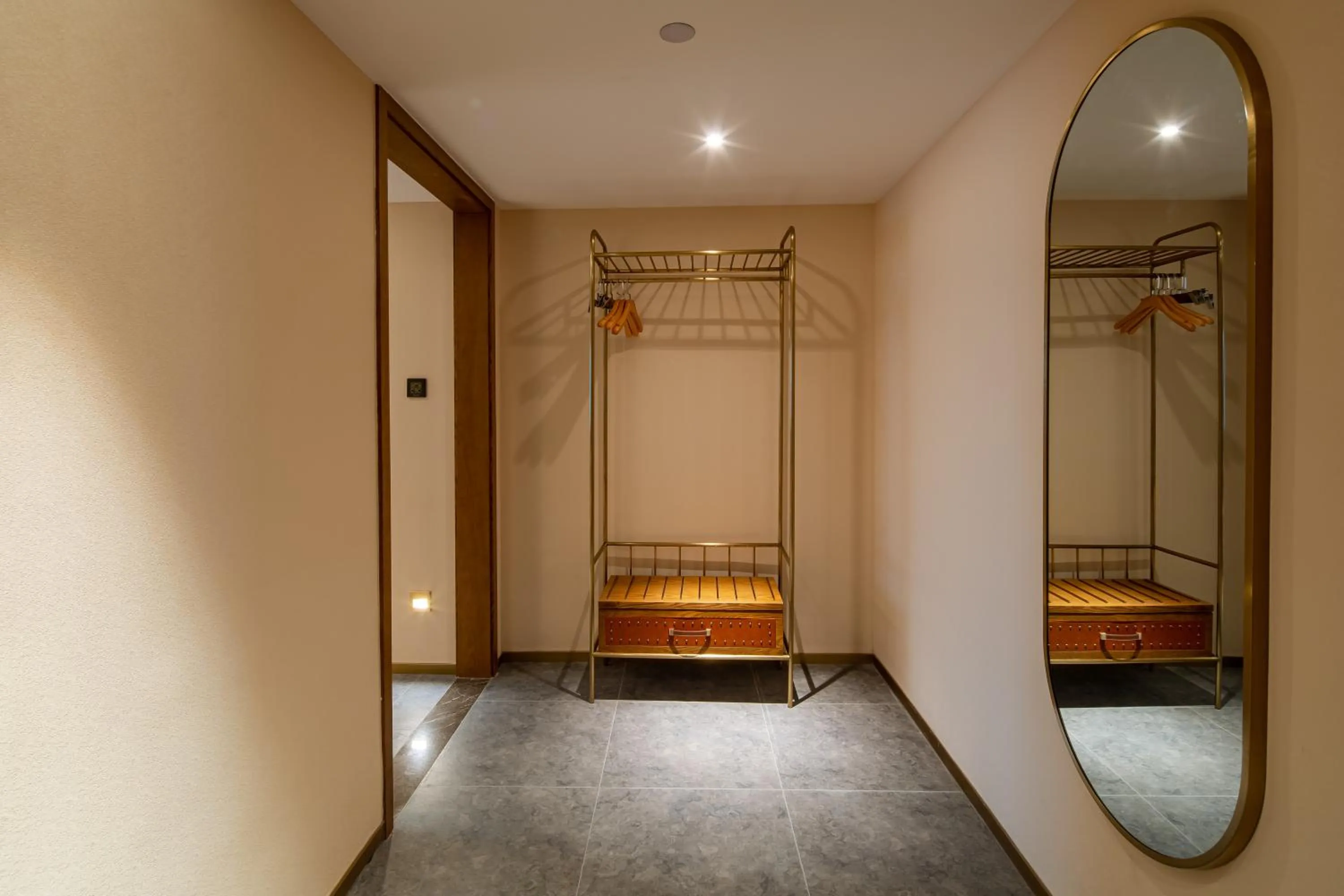 wardrobe in ELITE International Hotel Taikoo Hui Plaza Gangding Metro Station Branch