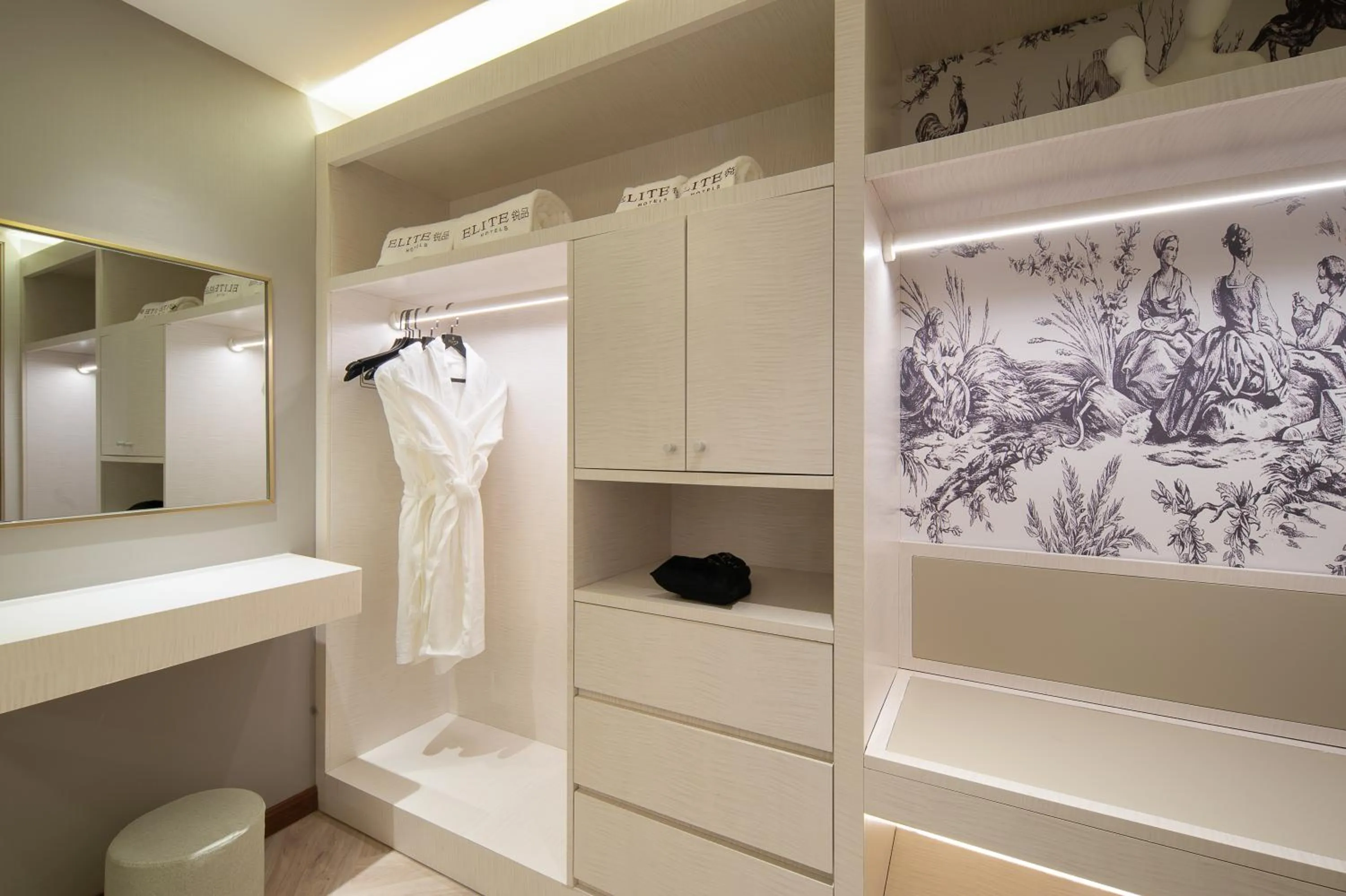 towels in ELITE International Hotel Taikoo Hui Plaza Gangding Metro Station Branch