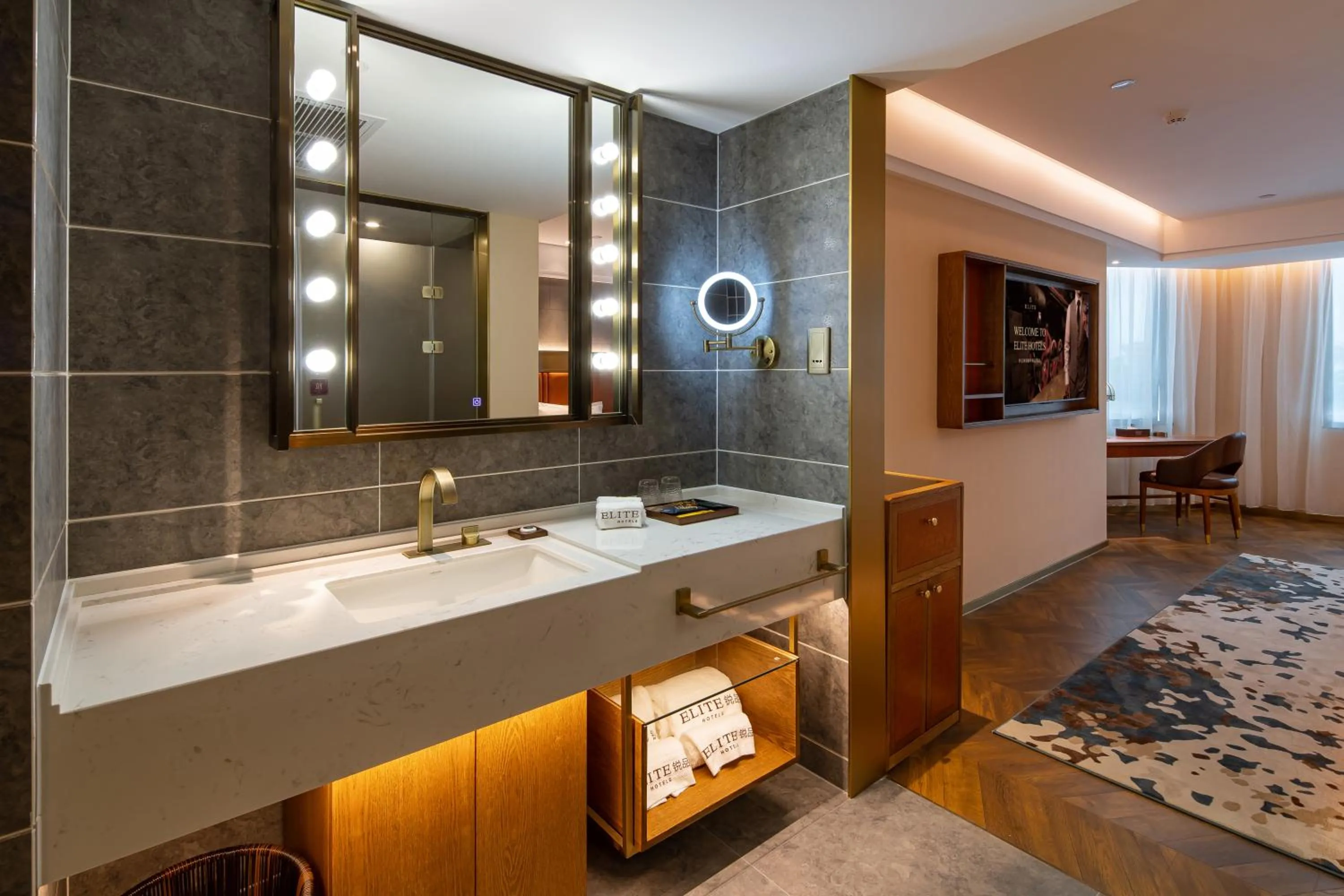 TV and multimedia in ELITE International Hotel Taikoo Hui Plaza Gangding Metro Station Branch