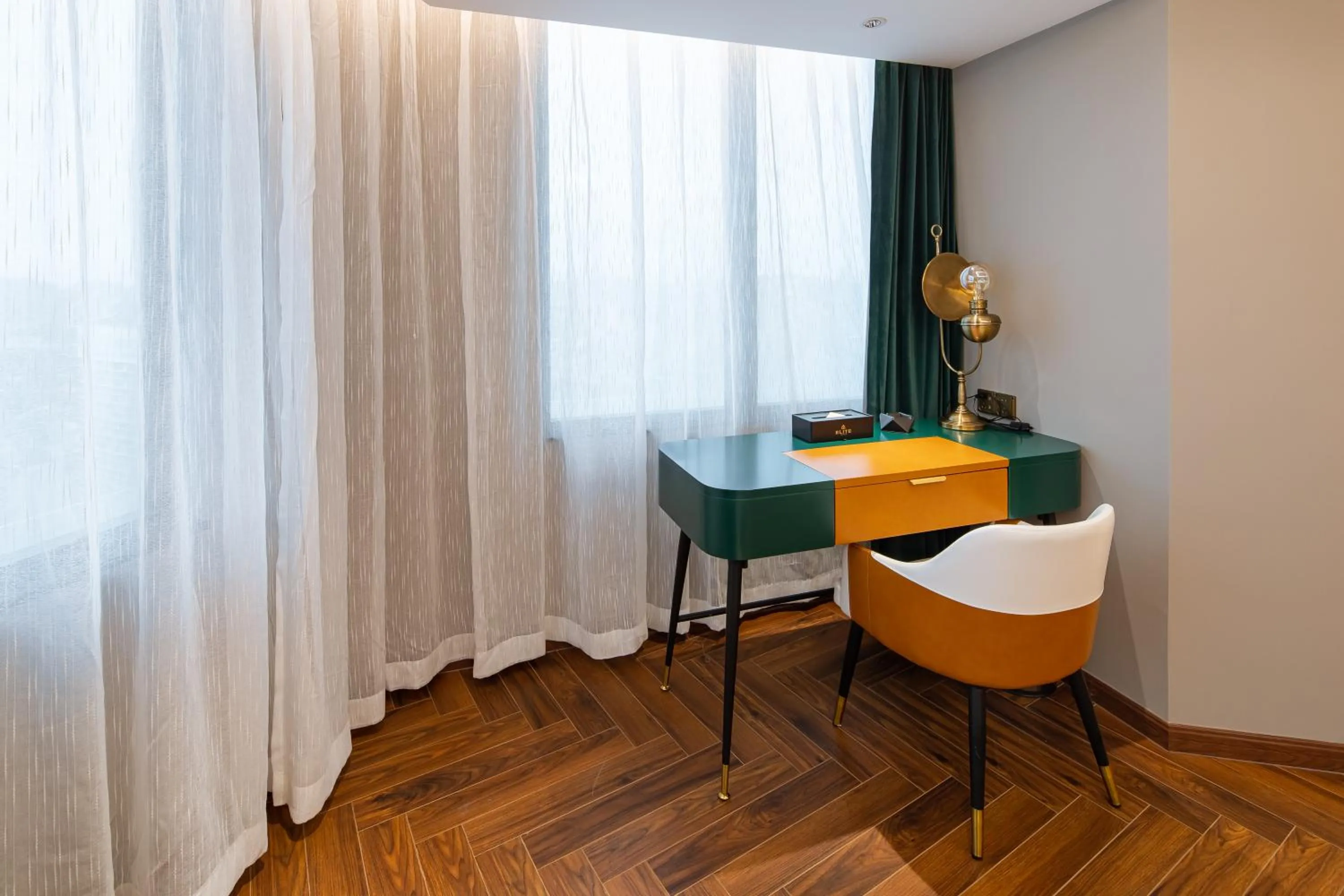 Seating area in ELITE International Hotel Taikoo Hui Plaza Gangding Metro Station Branch
