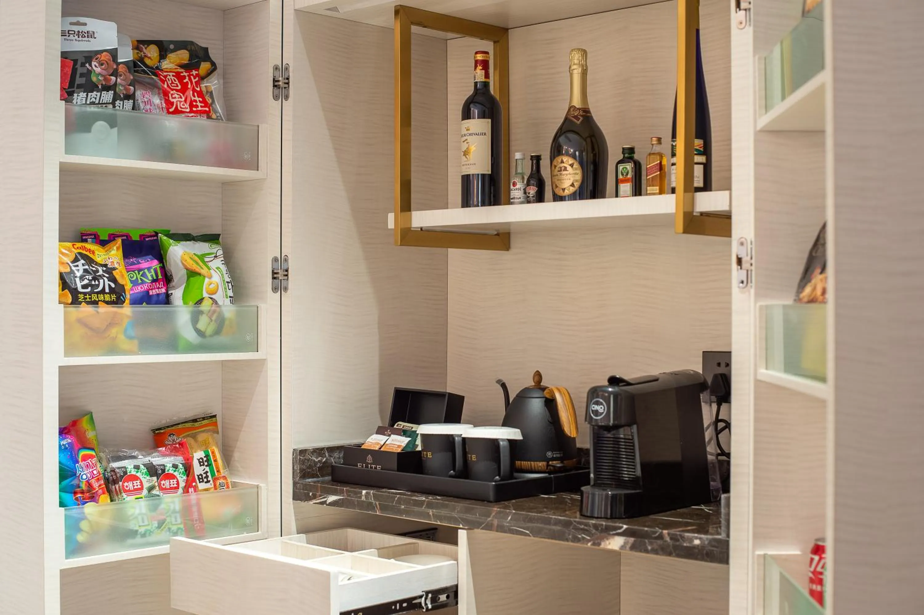 Coffee/tea facilities in ELITE International Hotel Taikoo Hui Plaza Gangding Metro Station Branch