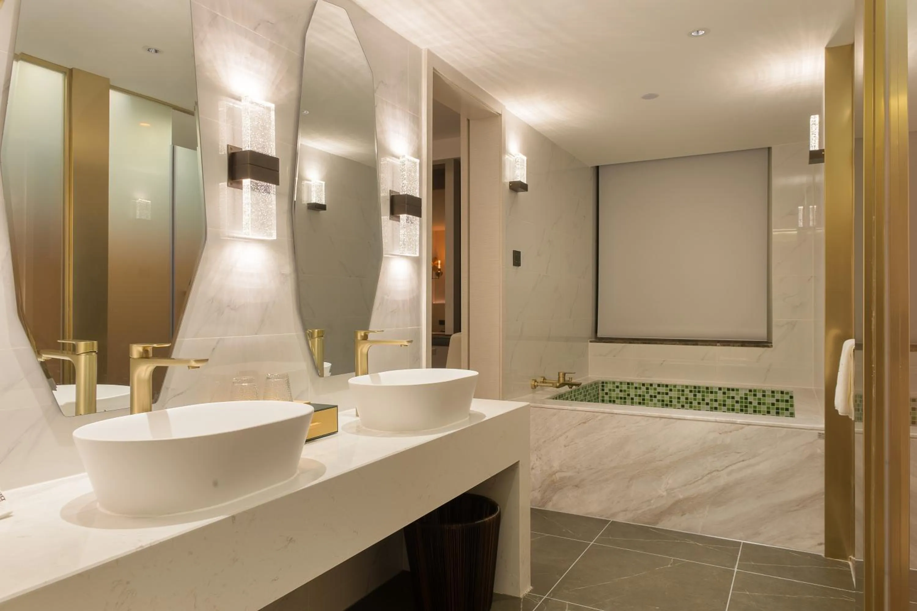 Bathroom in ELITE International Hotel Taikoo Hui Plaza Gangding Metro Station Branch