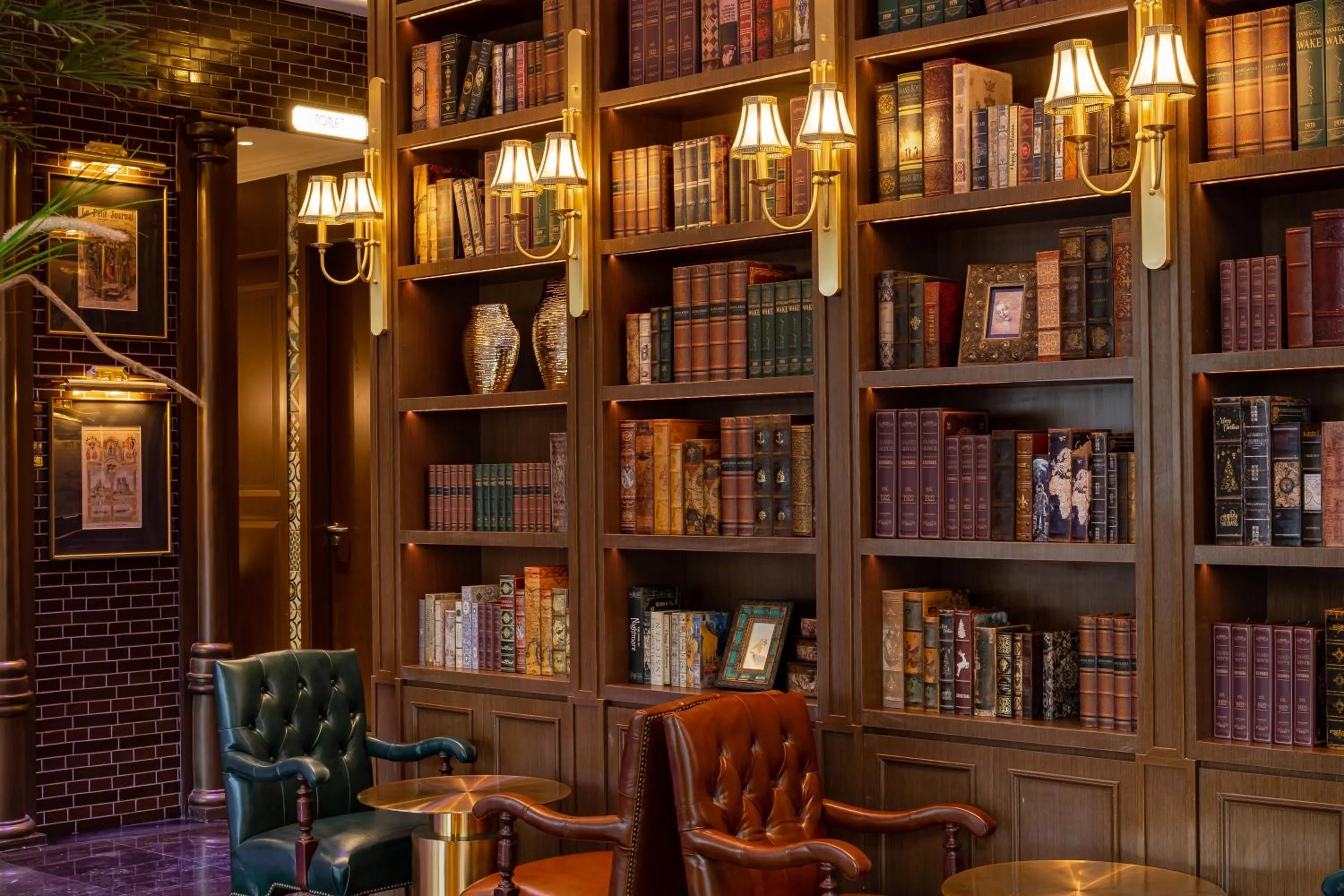 Library in ELITE International Hotel Taikoo Hui Plaza Gangding Metro Station Branch