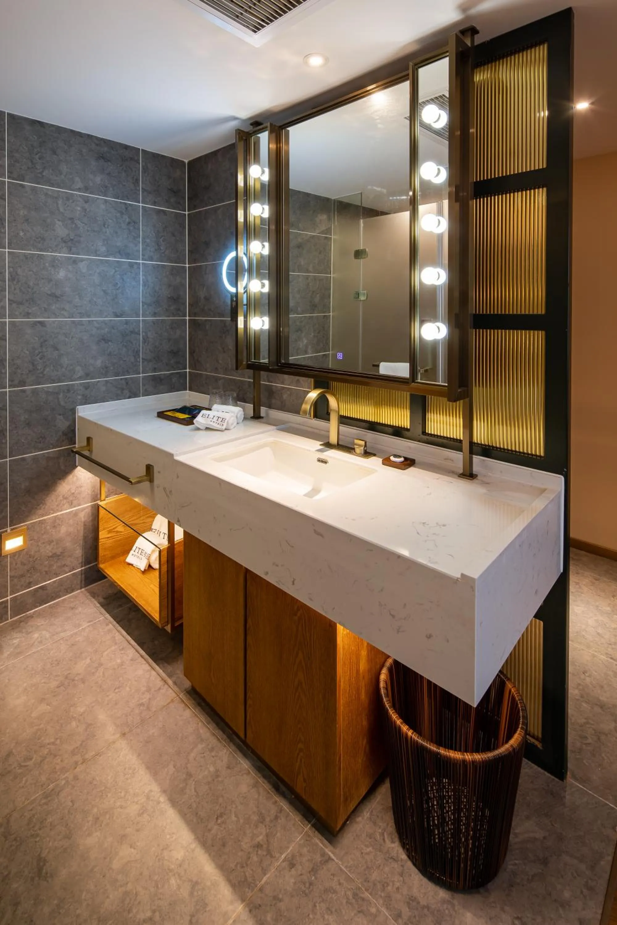 towels in ELITE International Hotel Taikoo Hui Plaza Gangding Metro Station Branch