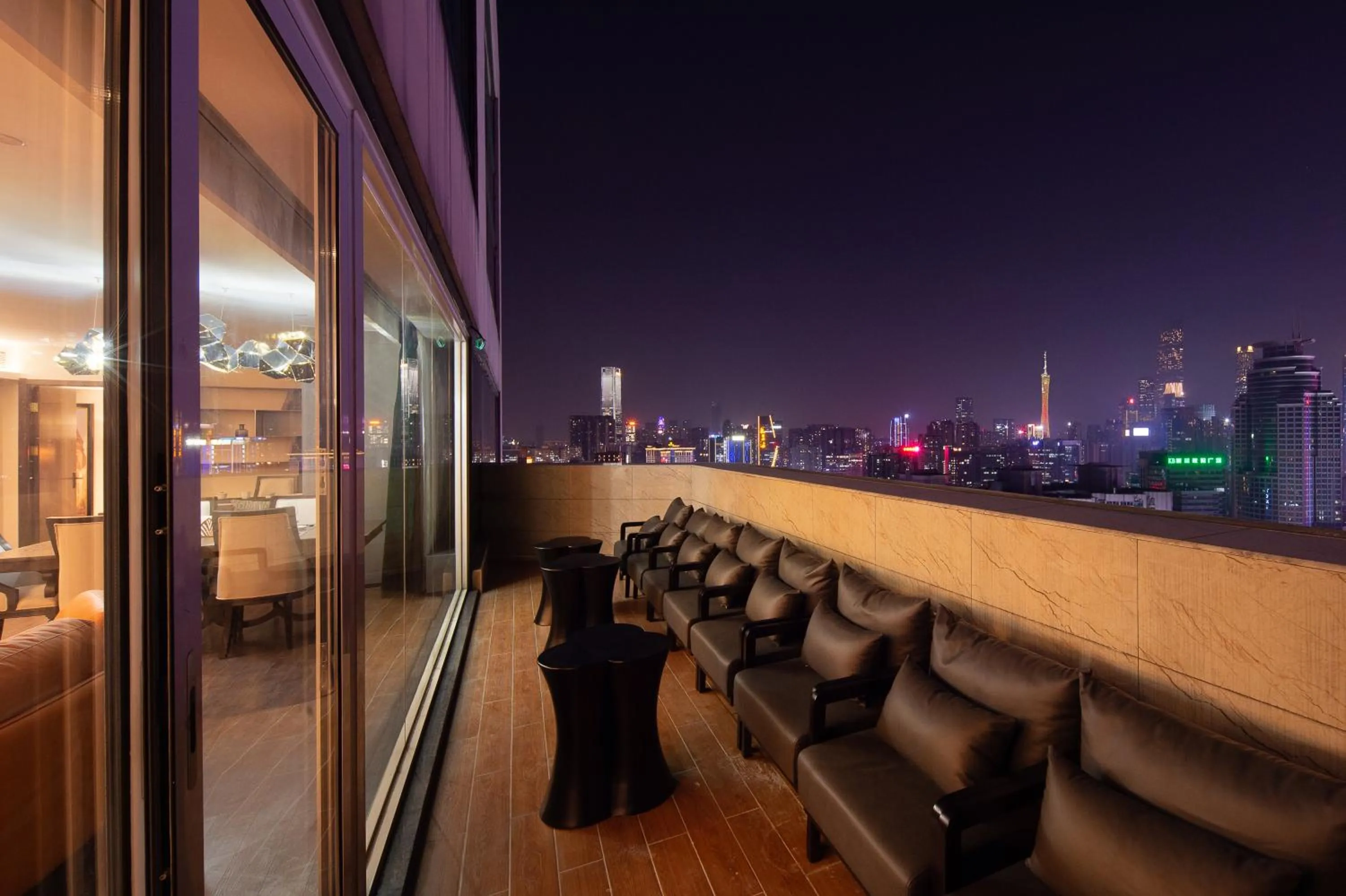 Night in ELITE International Hotel Taikoo Hui Plaza Gangding Metro Station Branch