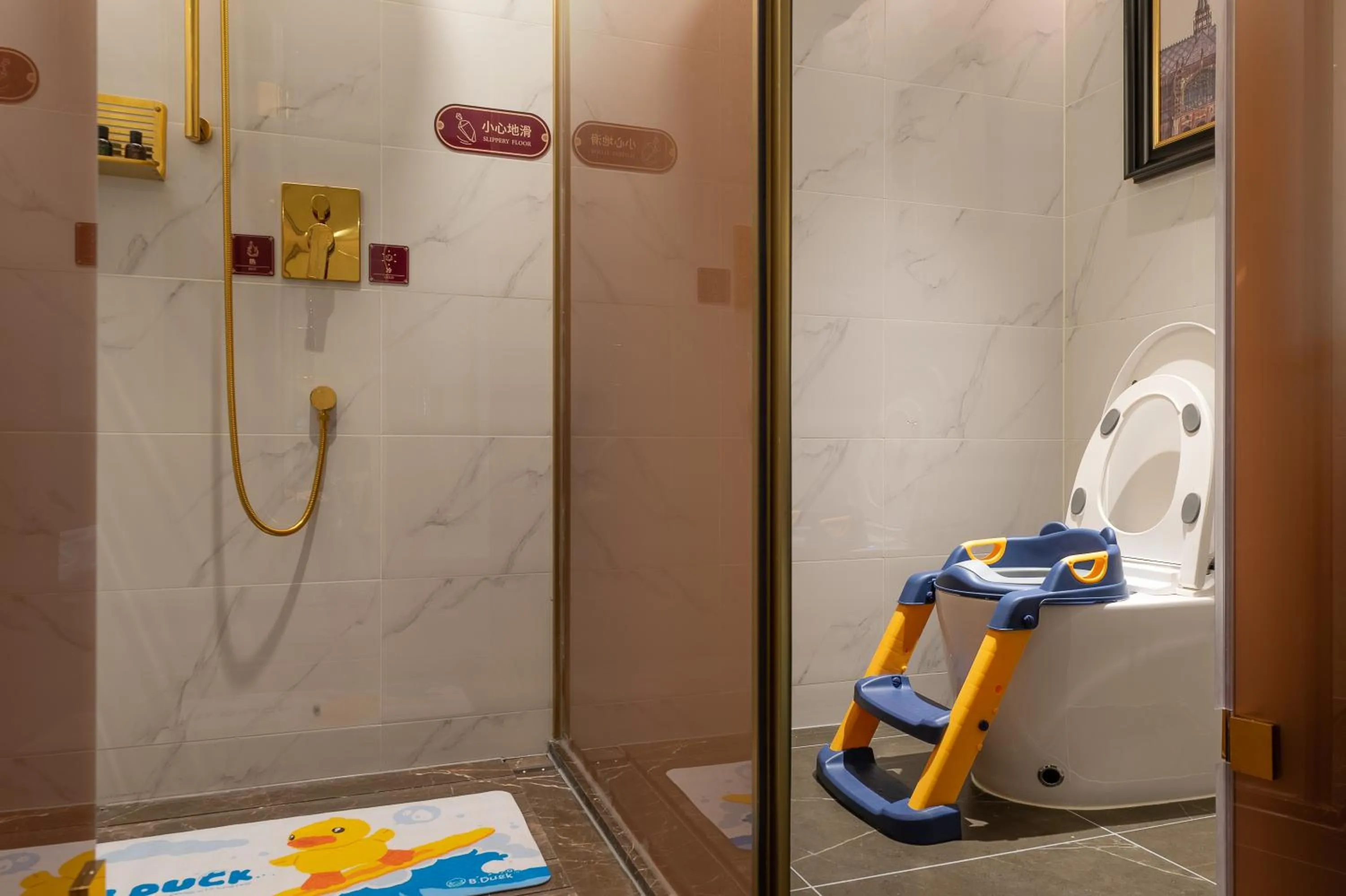 Shower in ELITE International Hotel Taikoo Hui Plaza Gangding Metro Station Branch