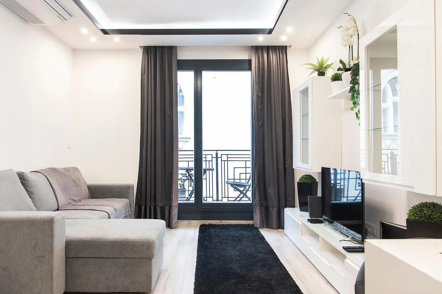 TV and multimedia in Chill 'N' Joy Boutique suites