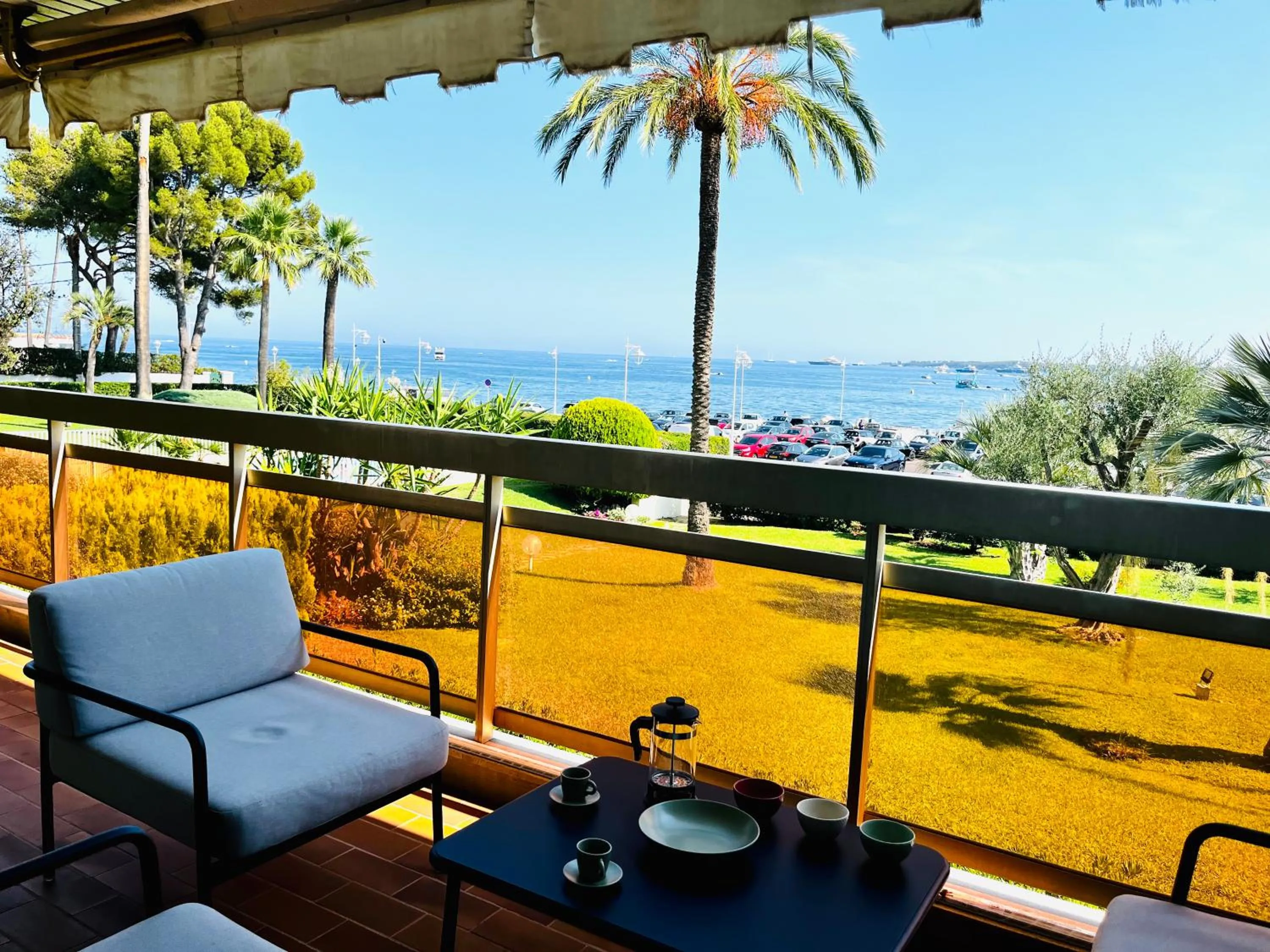 Les yeux dans le bleu, Cannes Vue mer