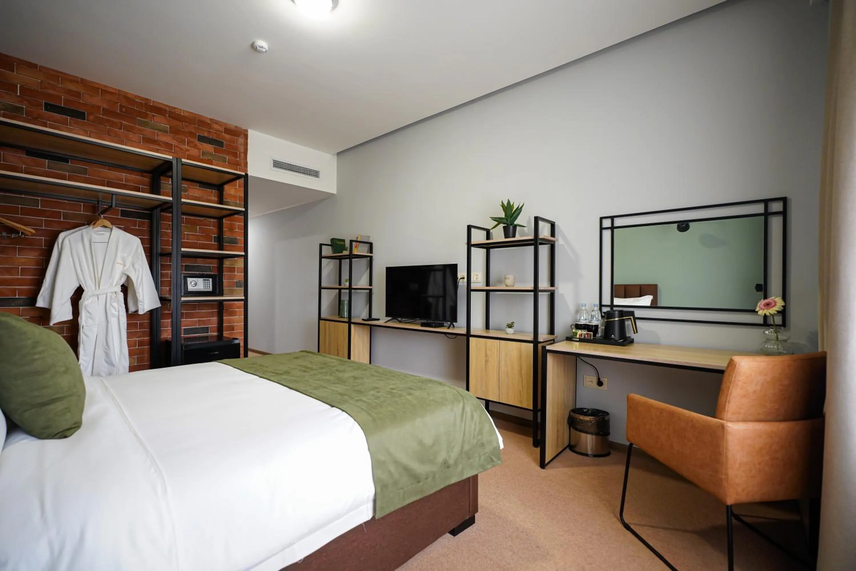 Communal lounge/ TV room, Bed in Felinger Concept Hotel