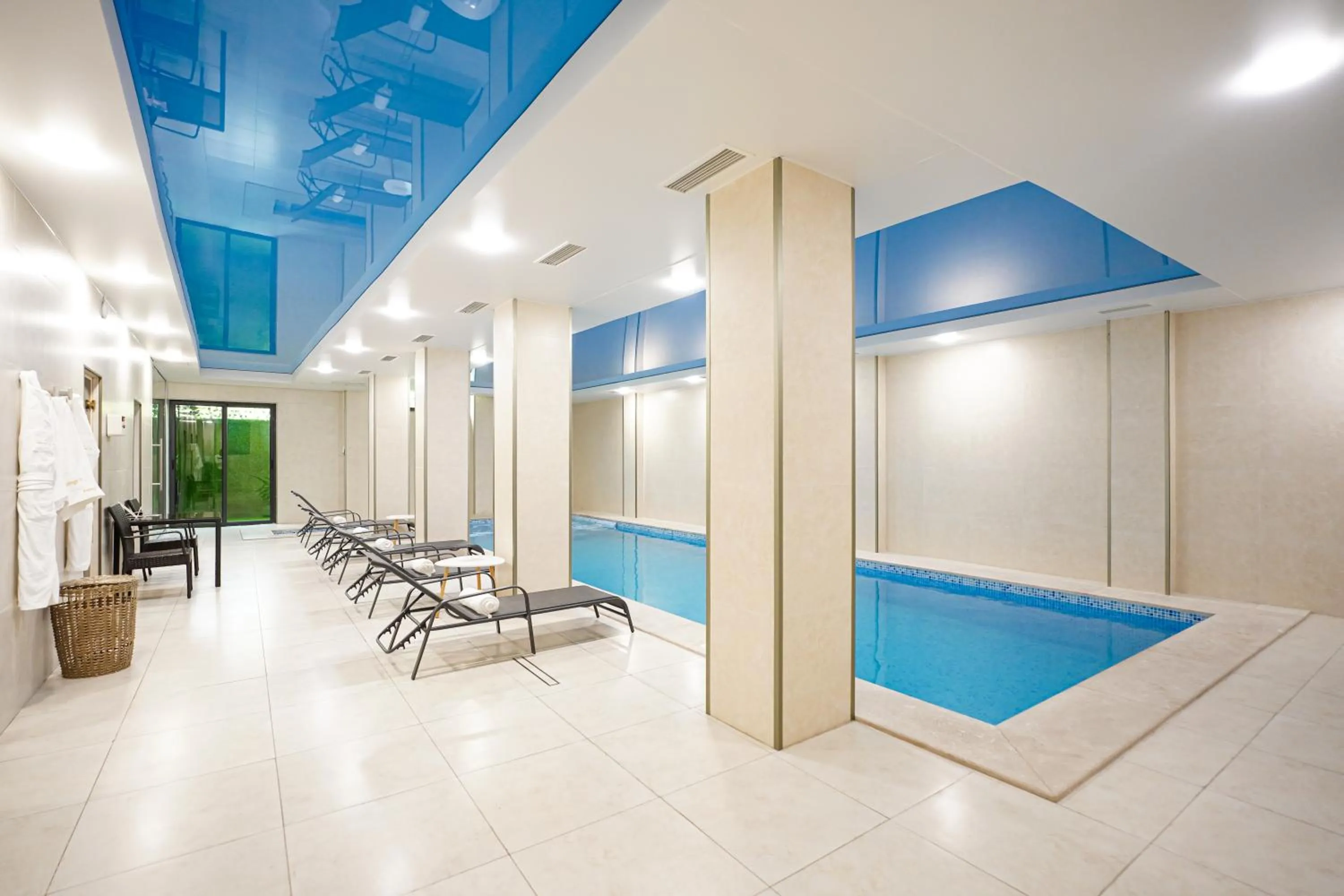 Swimming pool in Felinger Concept Hotel