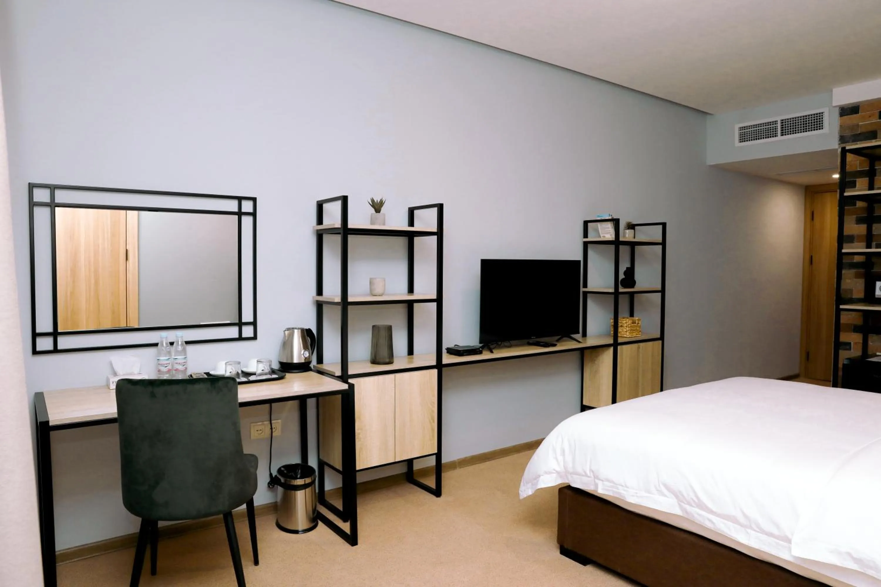 Communal lounge/ TV room, Bed in Felinger Concept Hotel