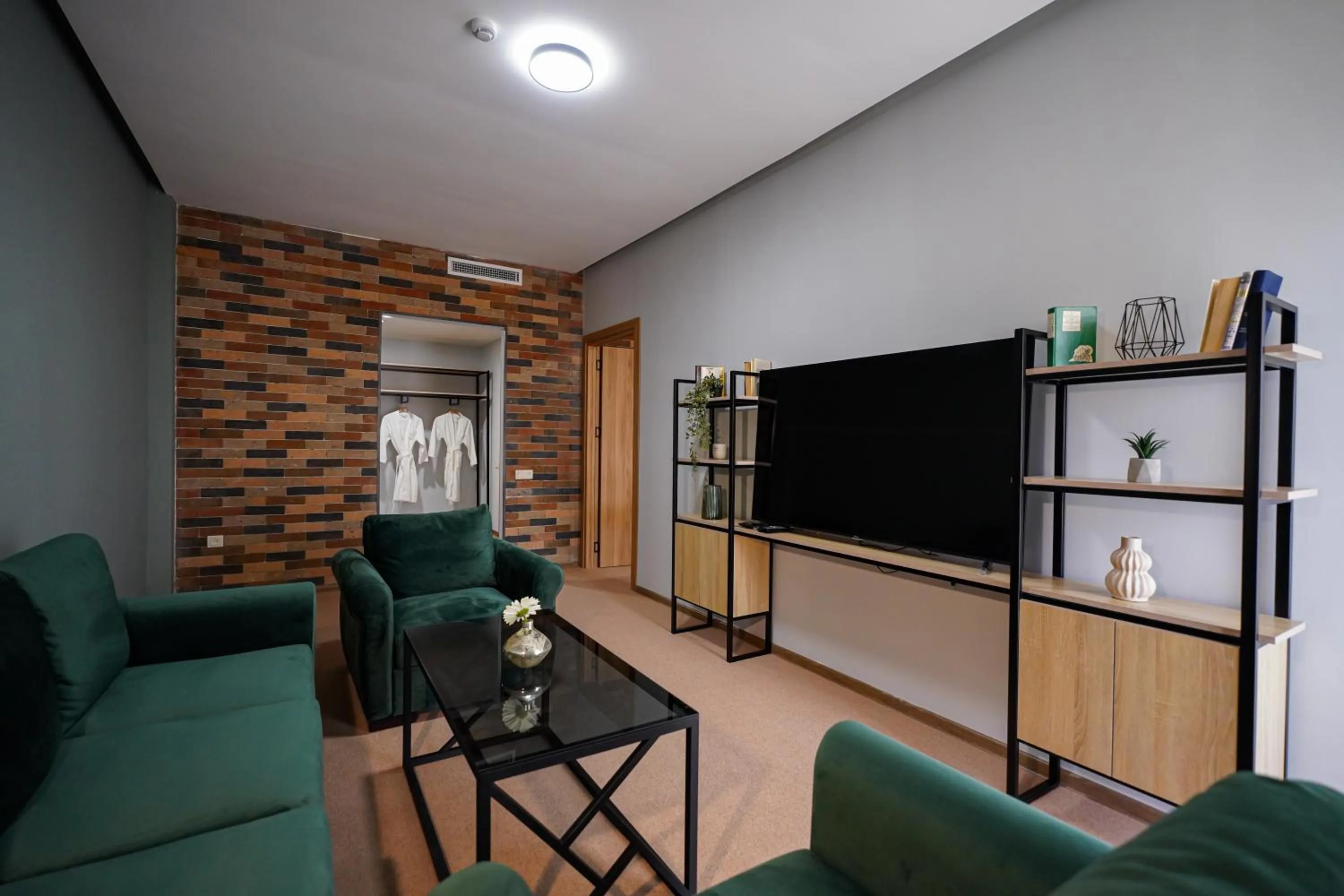 Communal lounge/ TV room in Felinger Concept Hotel