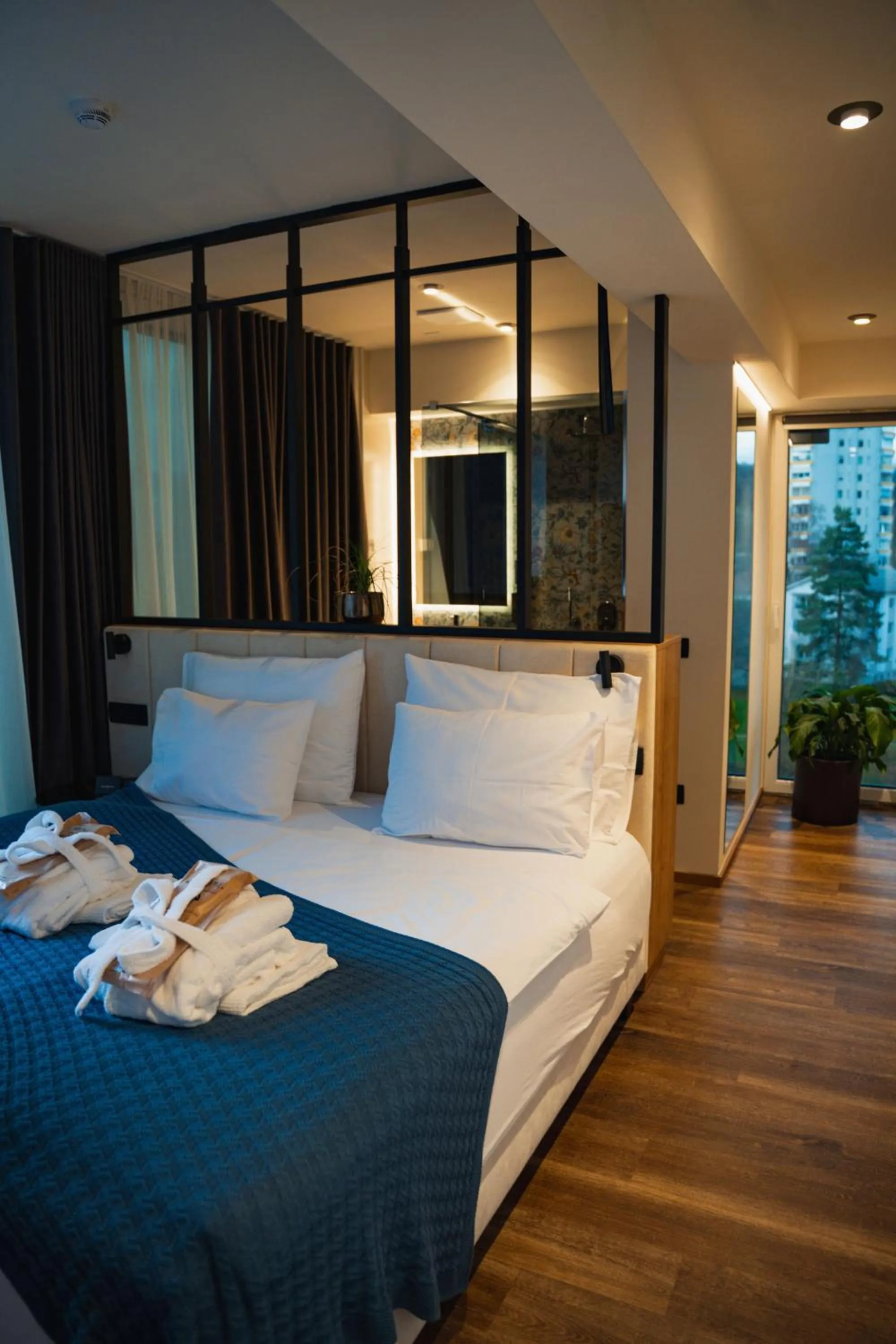 Shower, Bed in Hotel Lonca