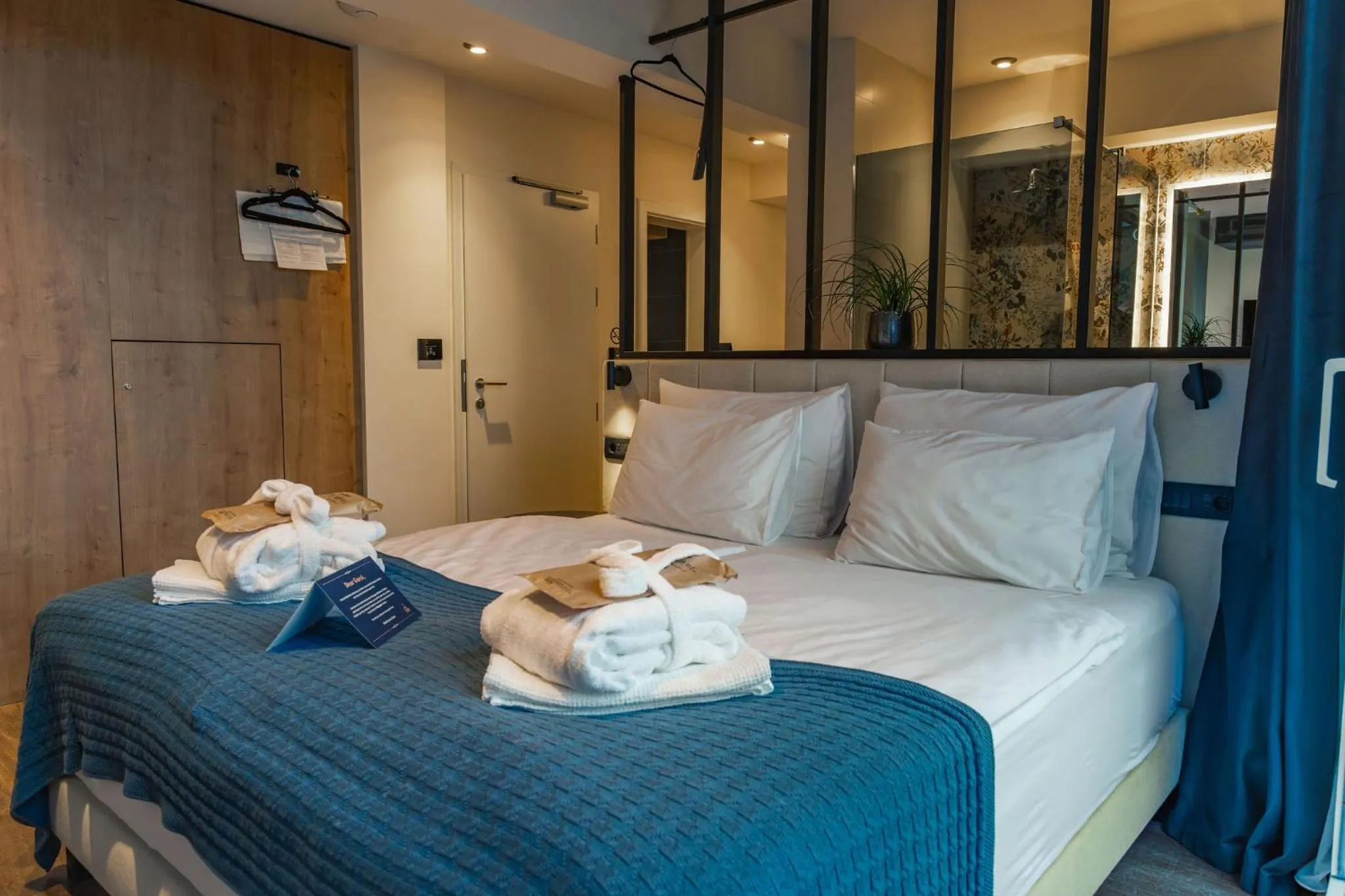 Shower, Bed in Hotel Lonca