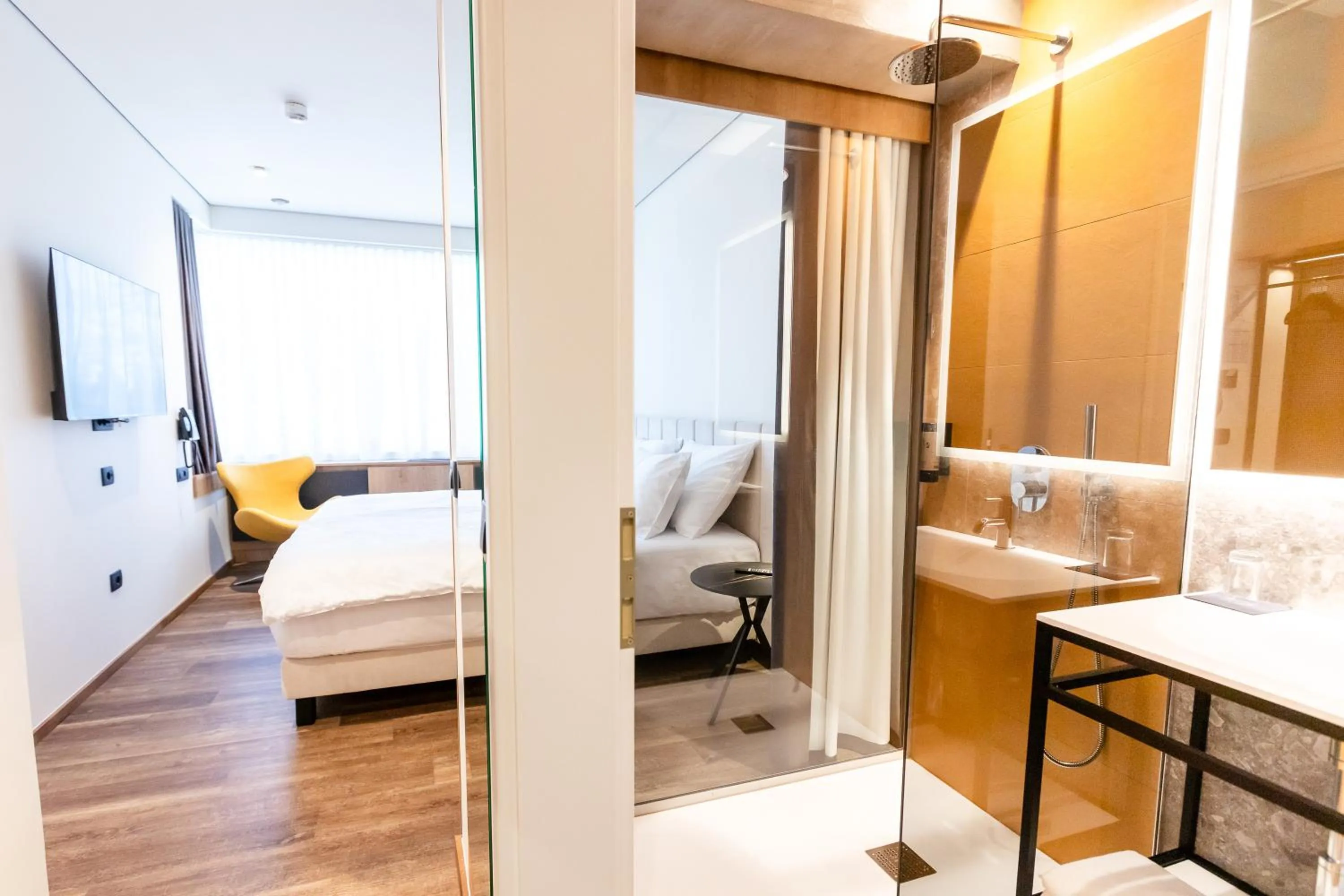 Shower, Bed in Hotel Lonca