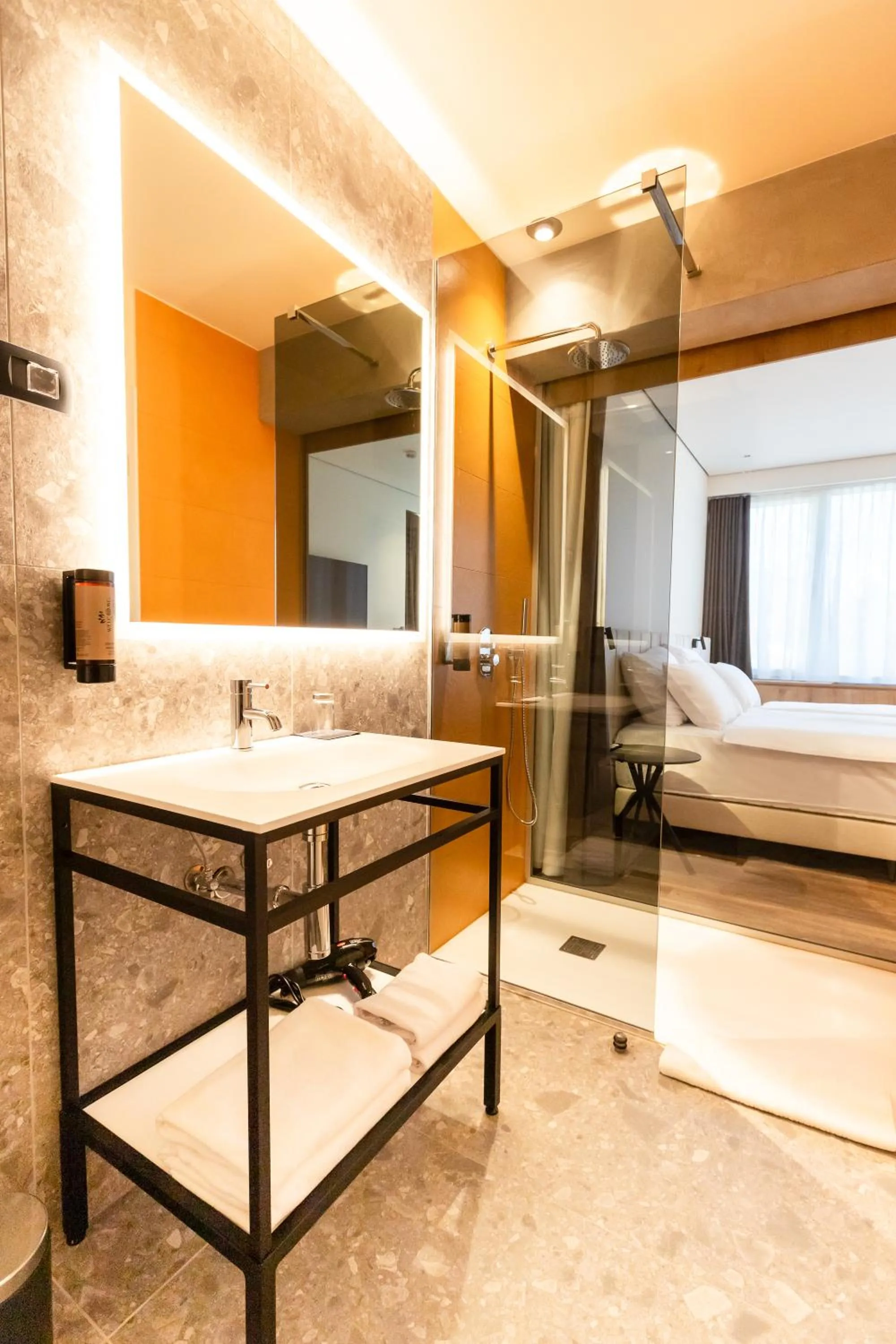Shower, Bed in Hotel Lonca