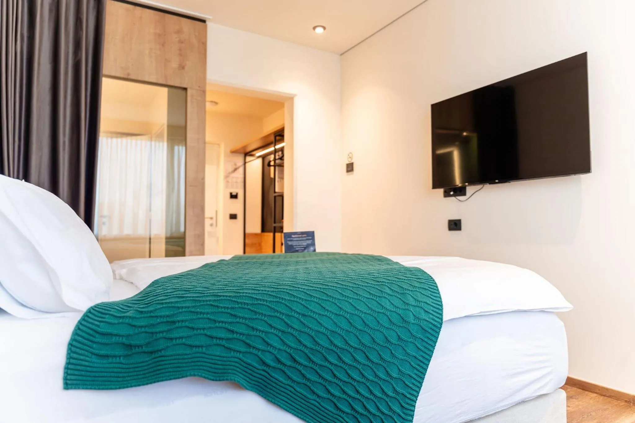 Communal lounge/ TV room, Bed in Hotel Lonca