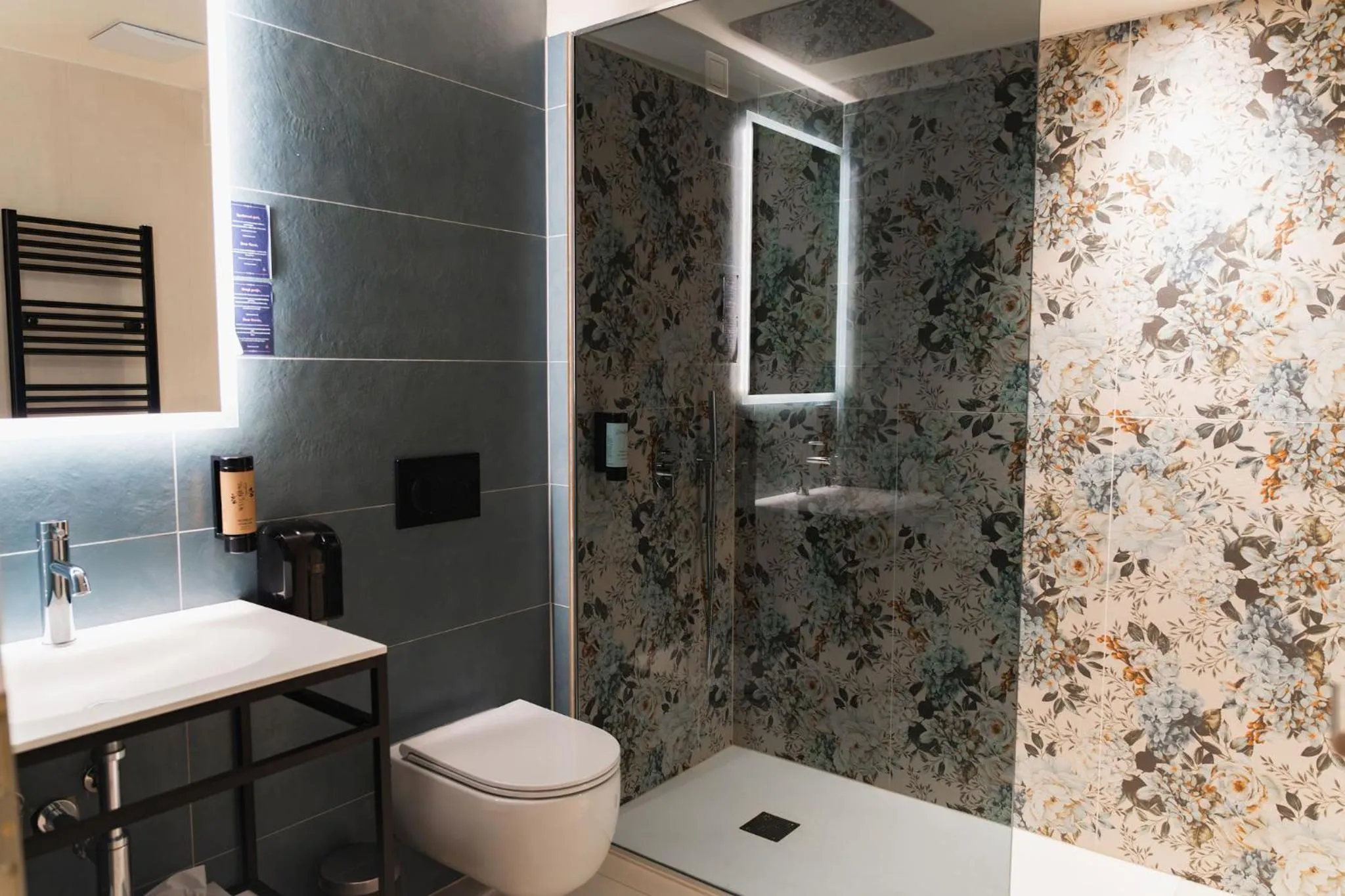 Shower in Hotel Lonca