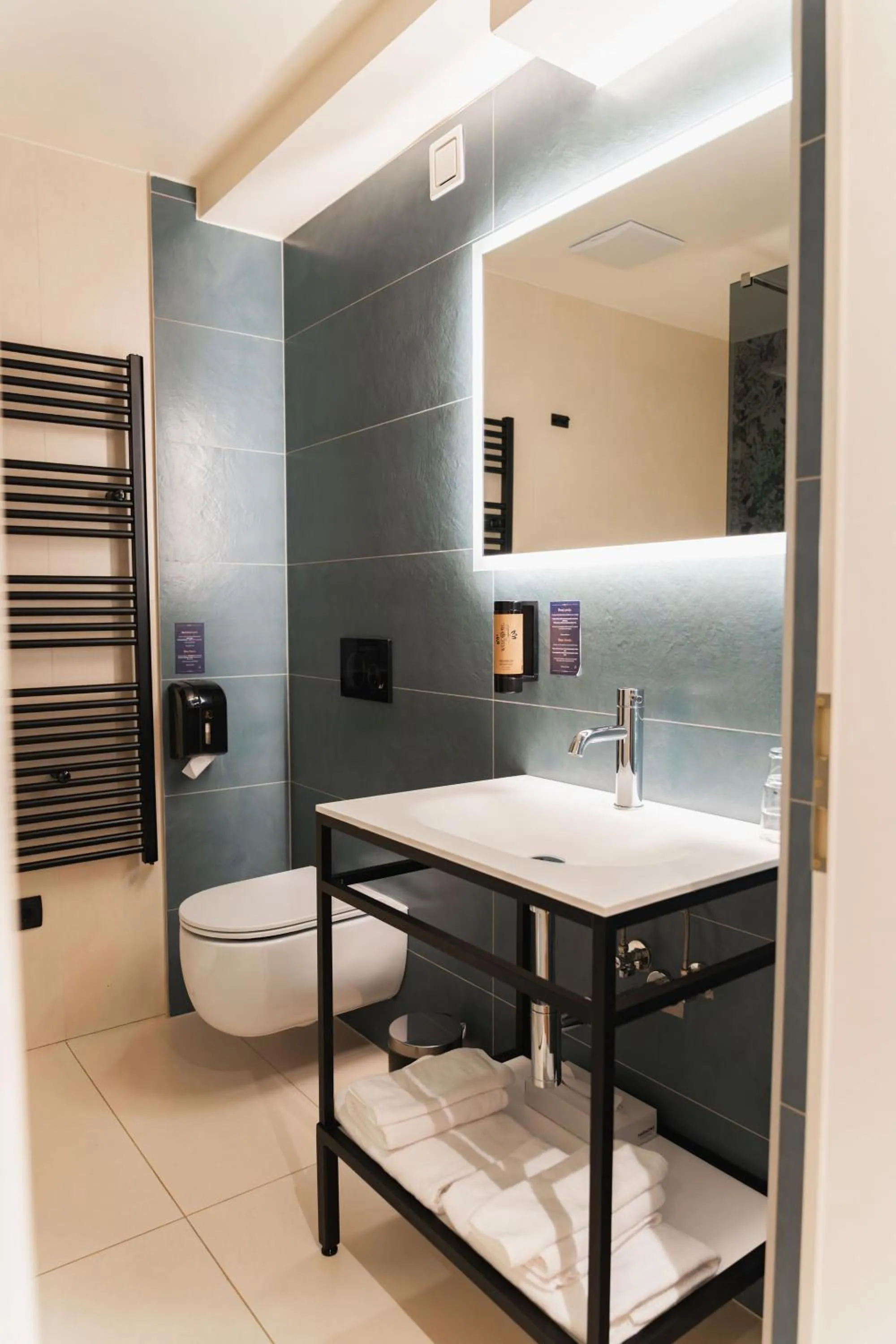 Toilet, Bed in Hotel Lonca