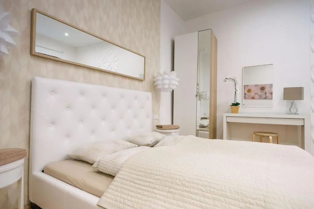Bed in Stylish Apartment at Parliament