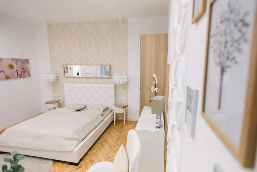 Bed in Stylish Apartment at Parliament