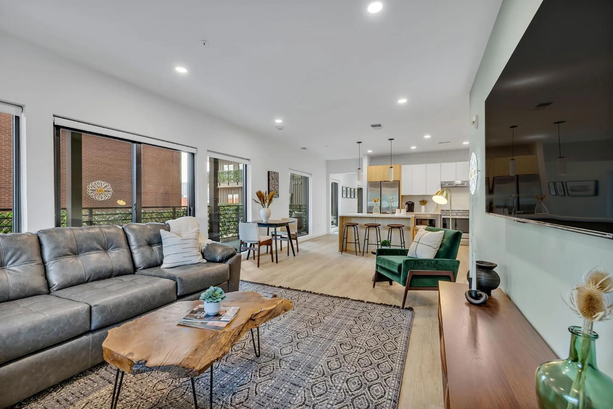 HUGE downtown corner unit- Pool-Gym-Walk 2 Broadway