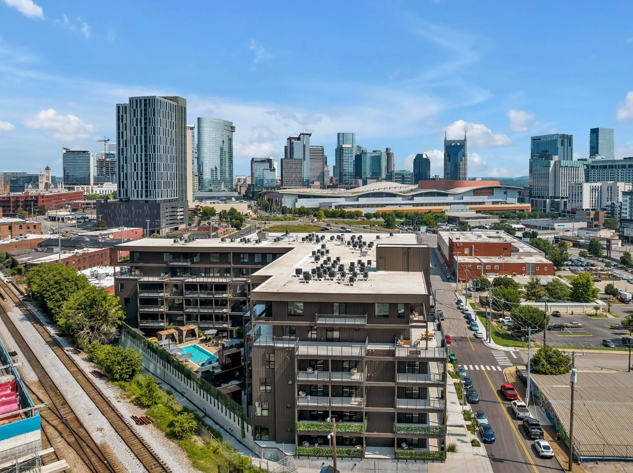 HUGE downtown corner unit- Pool-Gym-Walk 2 Broadway