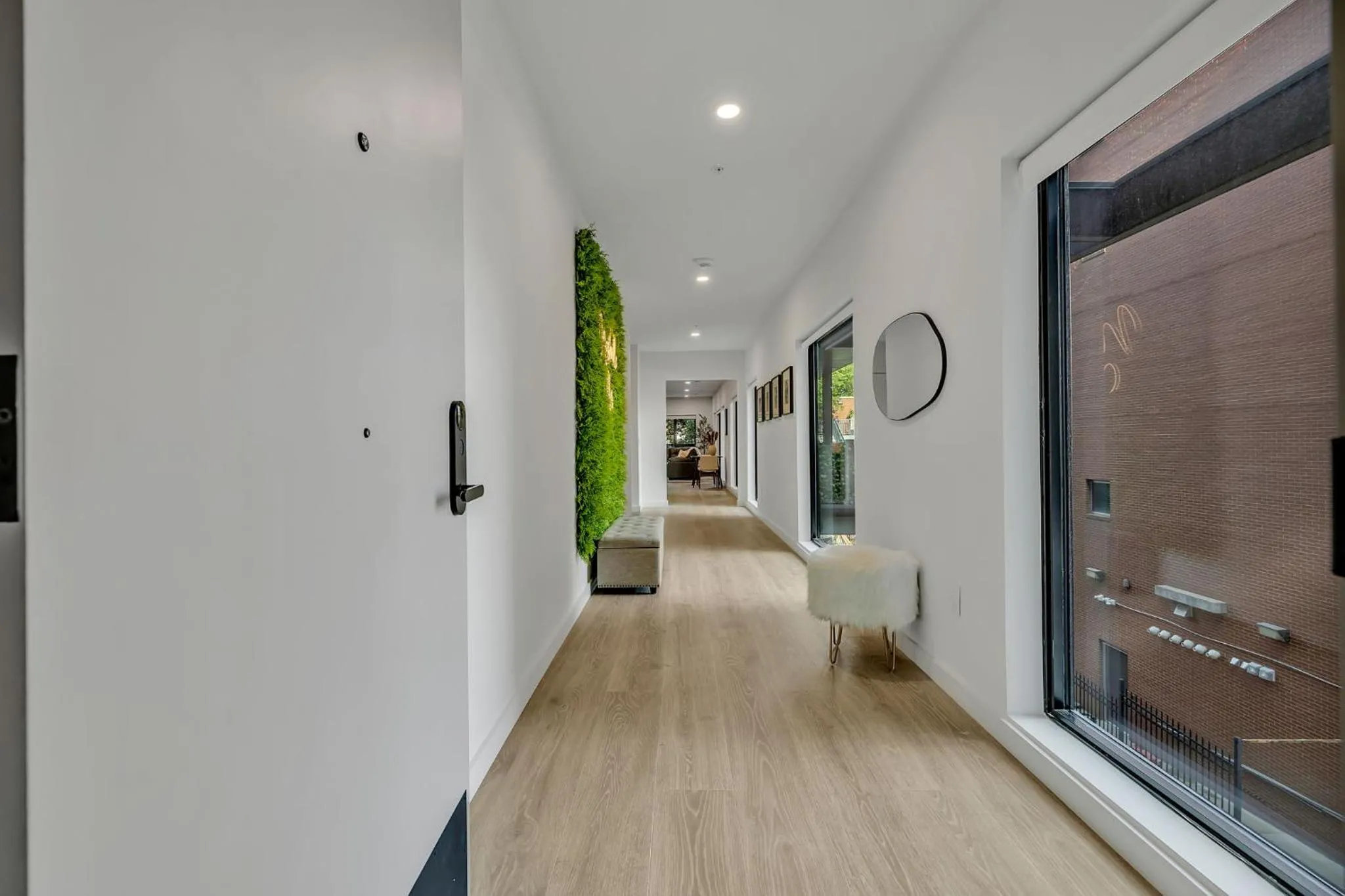 HUGE downtown corner unit- Pool-Gym-Walk 2 Broadway