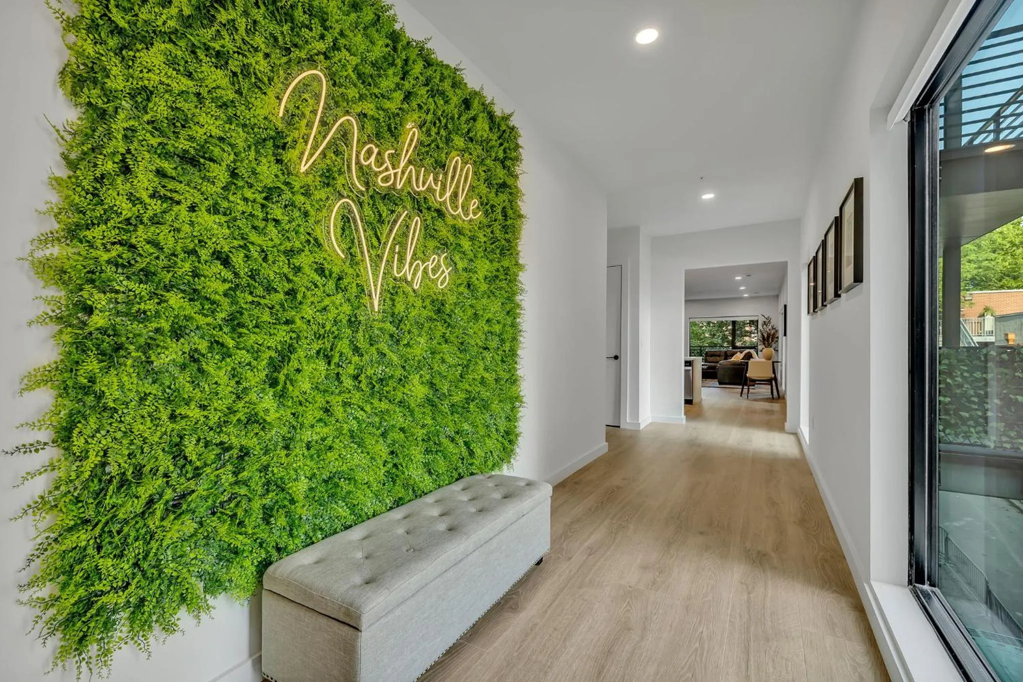 HUGE downtown corner unit- Pool-Gym-Walk 2 Broadway
