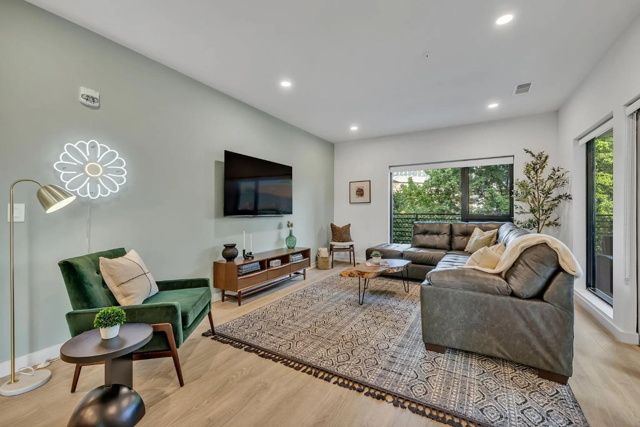 HUGE downtown corner unit- Pool-Gym-Walk 2 Broadway