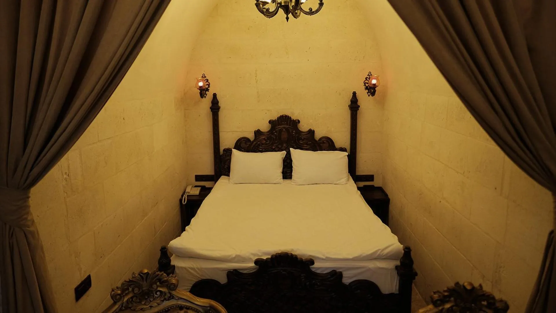 Bed in zerzevan hotel