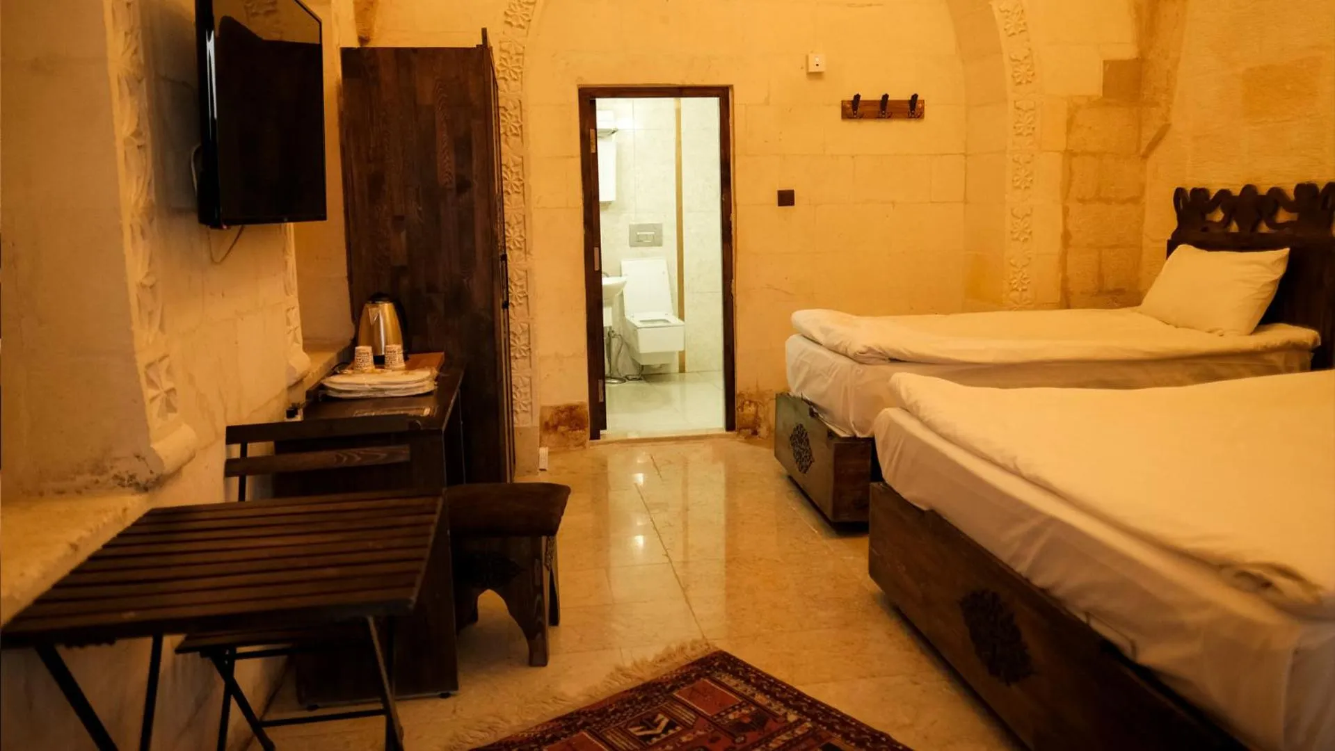 Photo of the whole room, Bed in zerzevan hotel