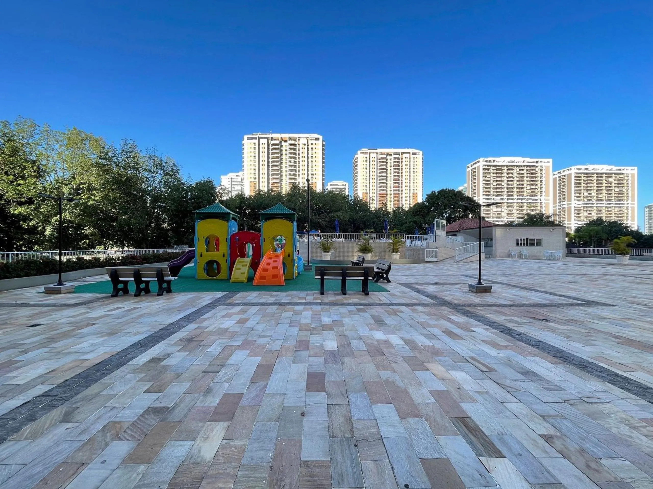 Children play ground in Descubra o Paraíso na Barra, Tudo ao Seu Alcance
