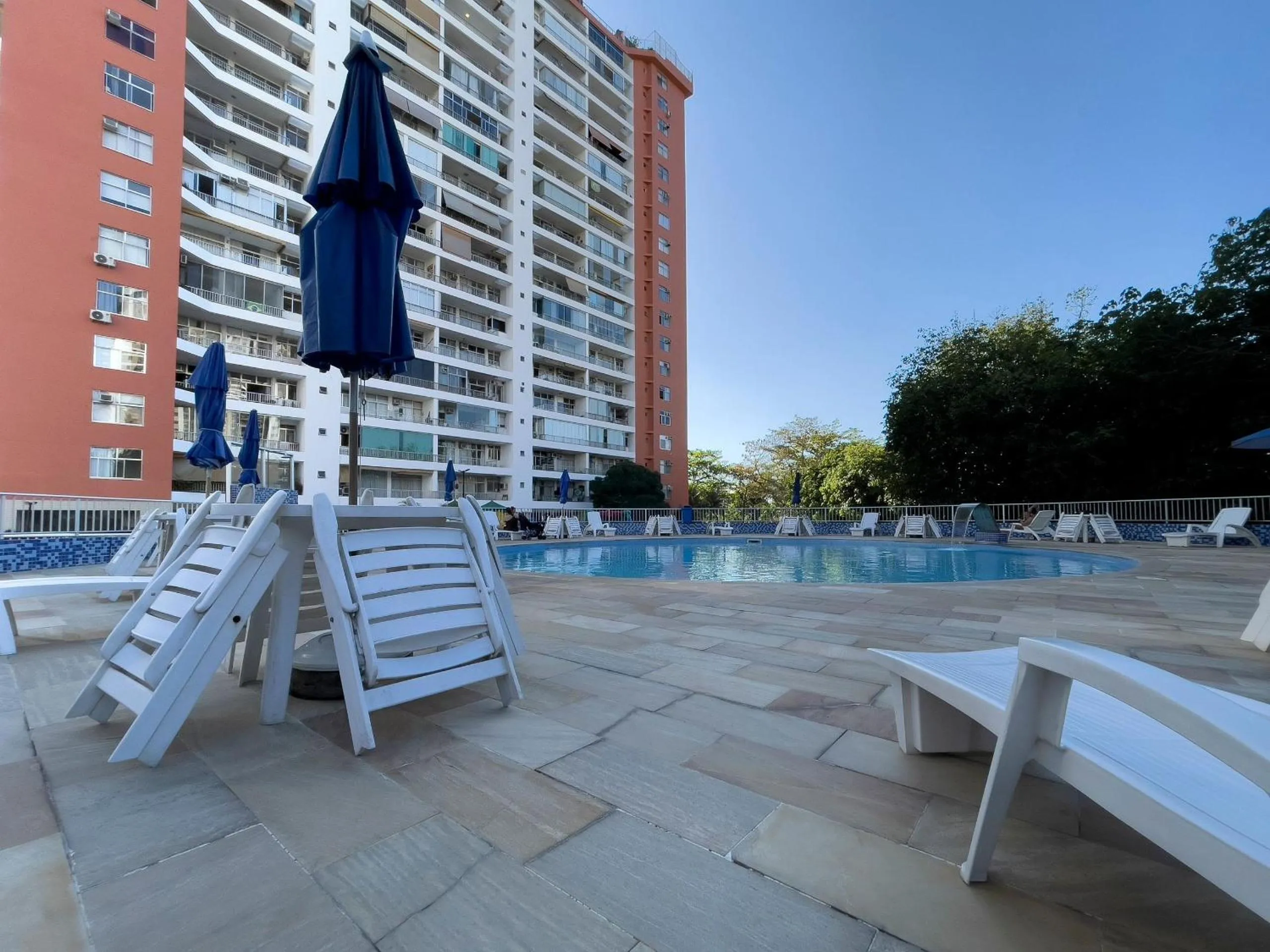 Pool view in Descubra o Paraíso na Barra, Tudo ao Seu Alcance