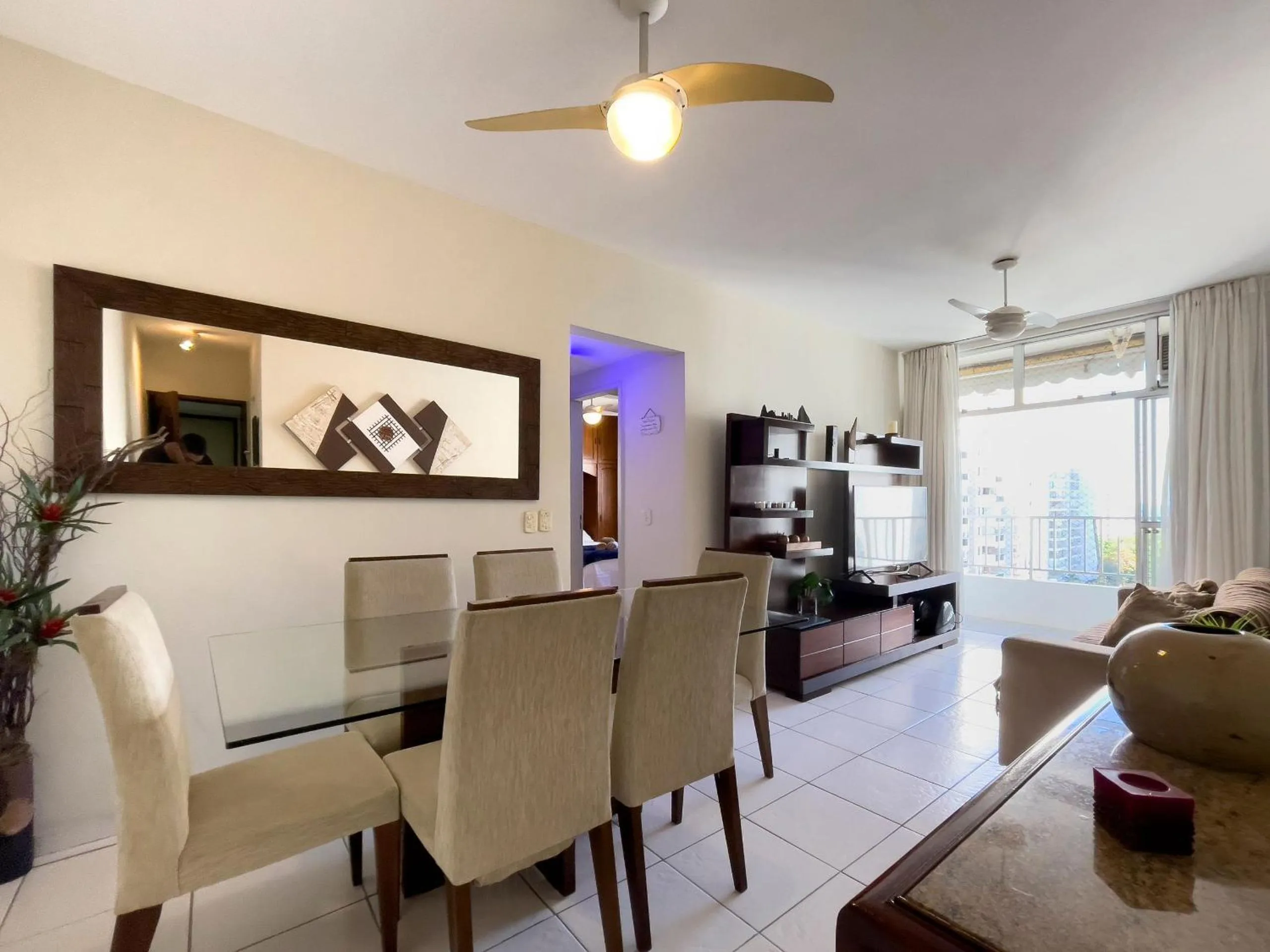 Communal lounge/ TV room in Descubra o Paraíso na Barra, Tudo ao Seu Alcance