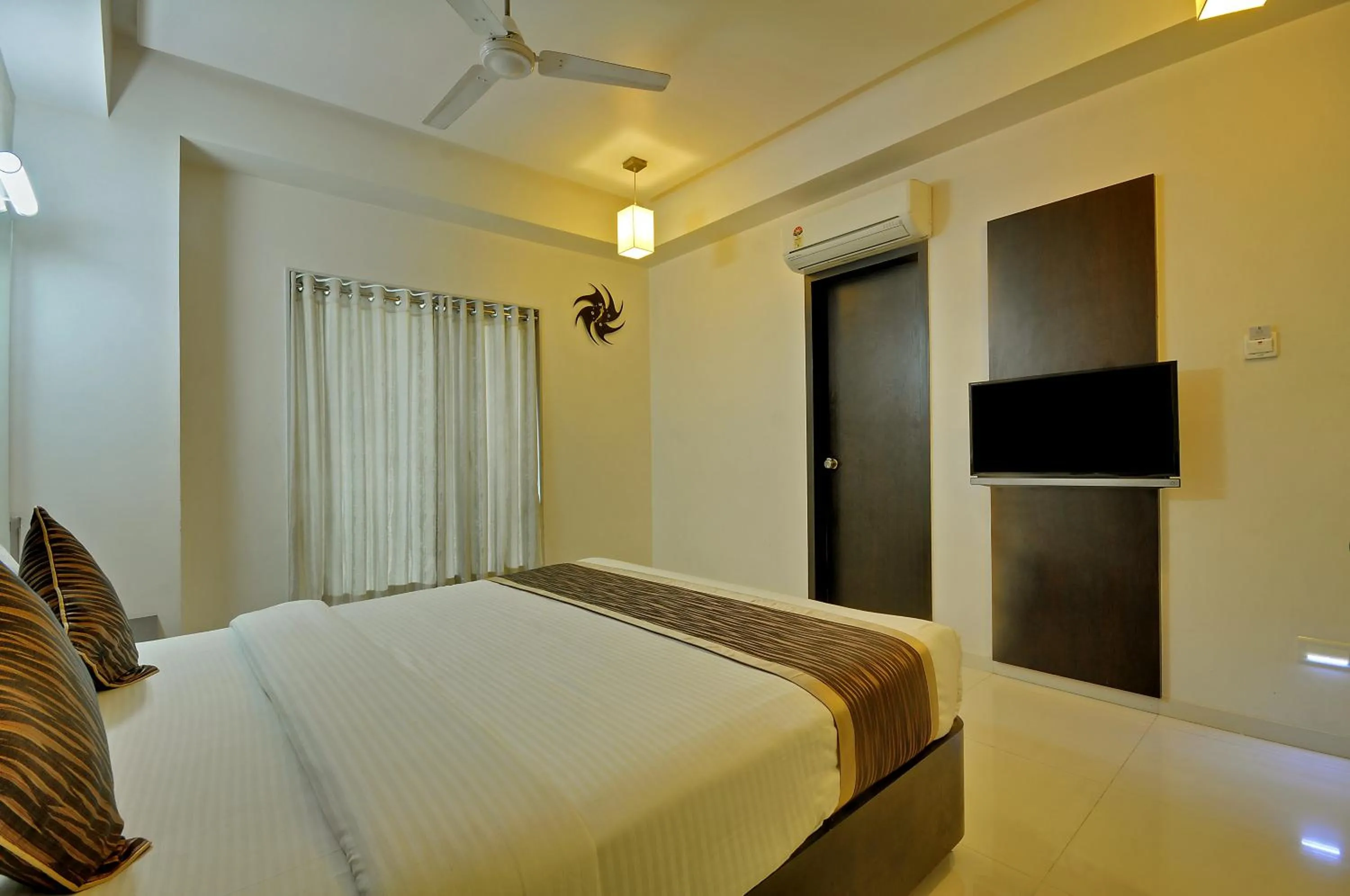 TV and multimedia, Bed in Hotel Magnum Inn