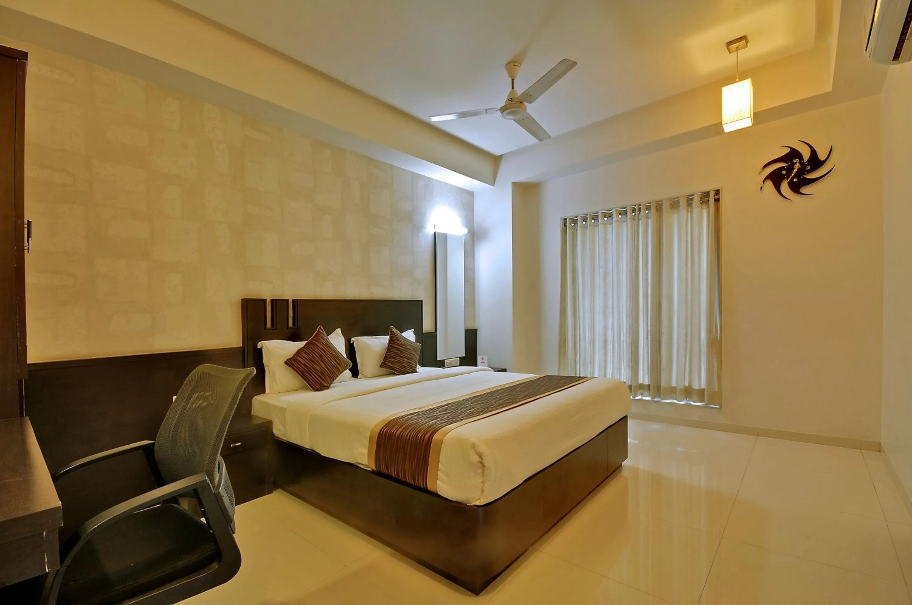 Seating area, Bed in Hotel Magnum Inn