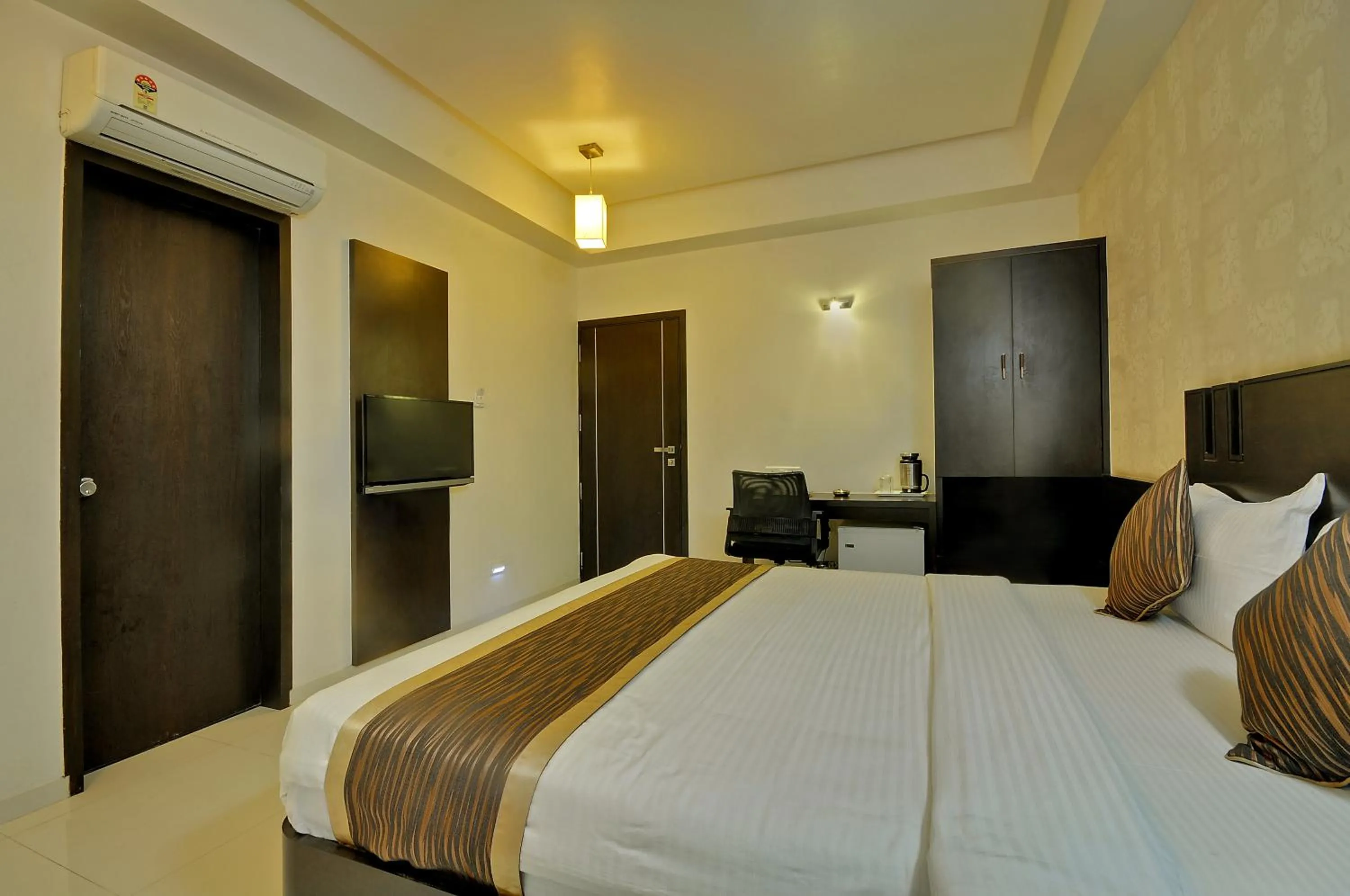 TV and multimedia, Bed in Hotel Magnum Inn