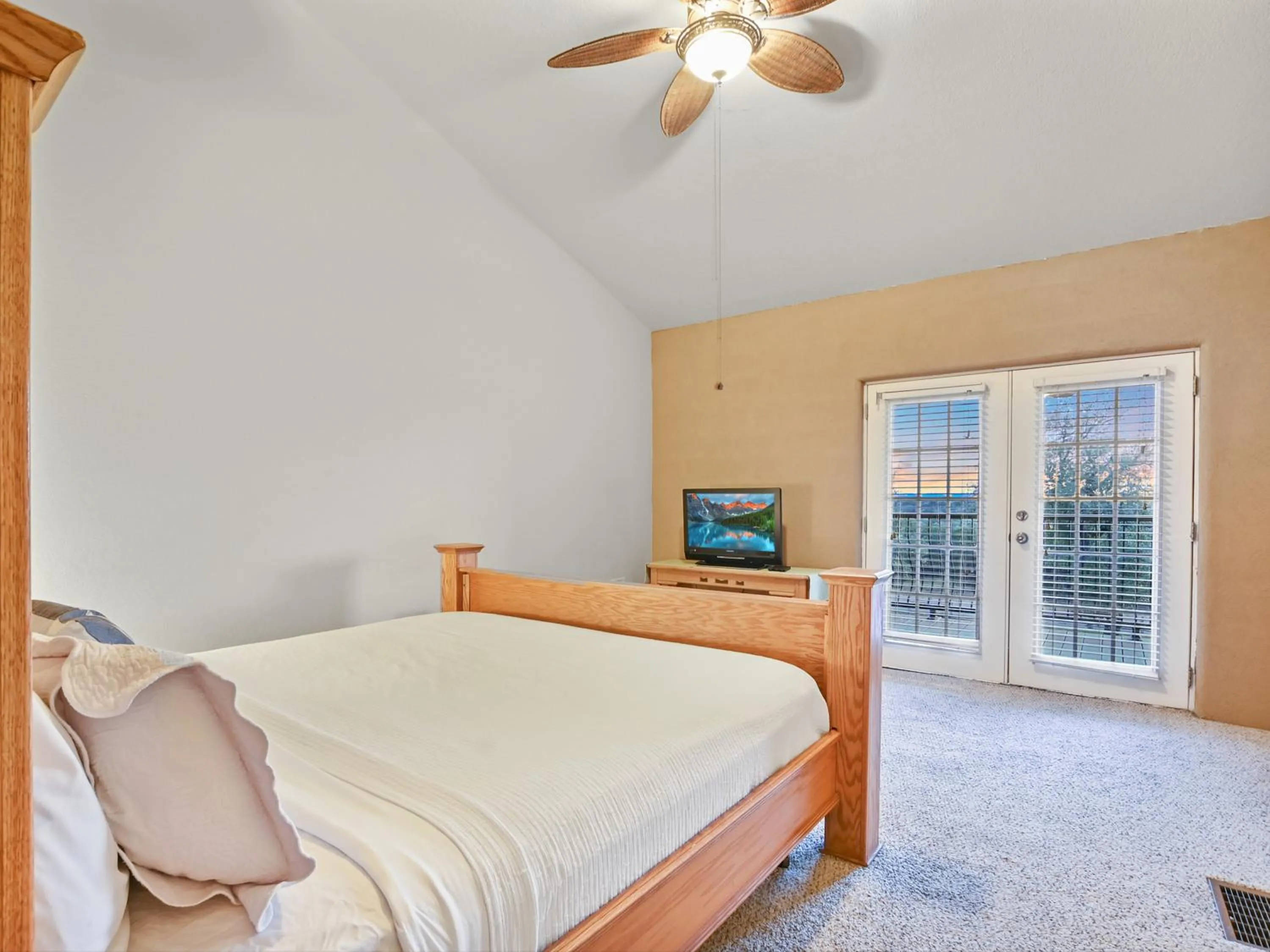 Bed in Canyon Lake Condos at Stillwater Ranch