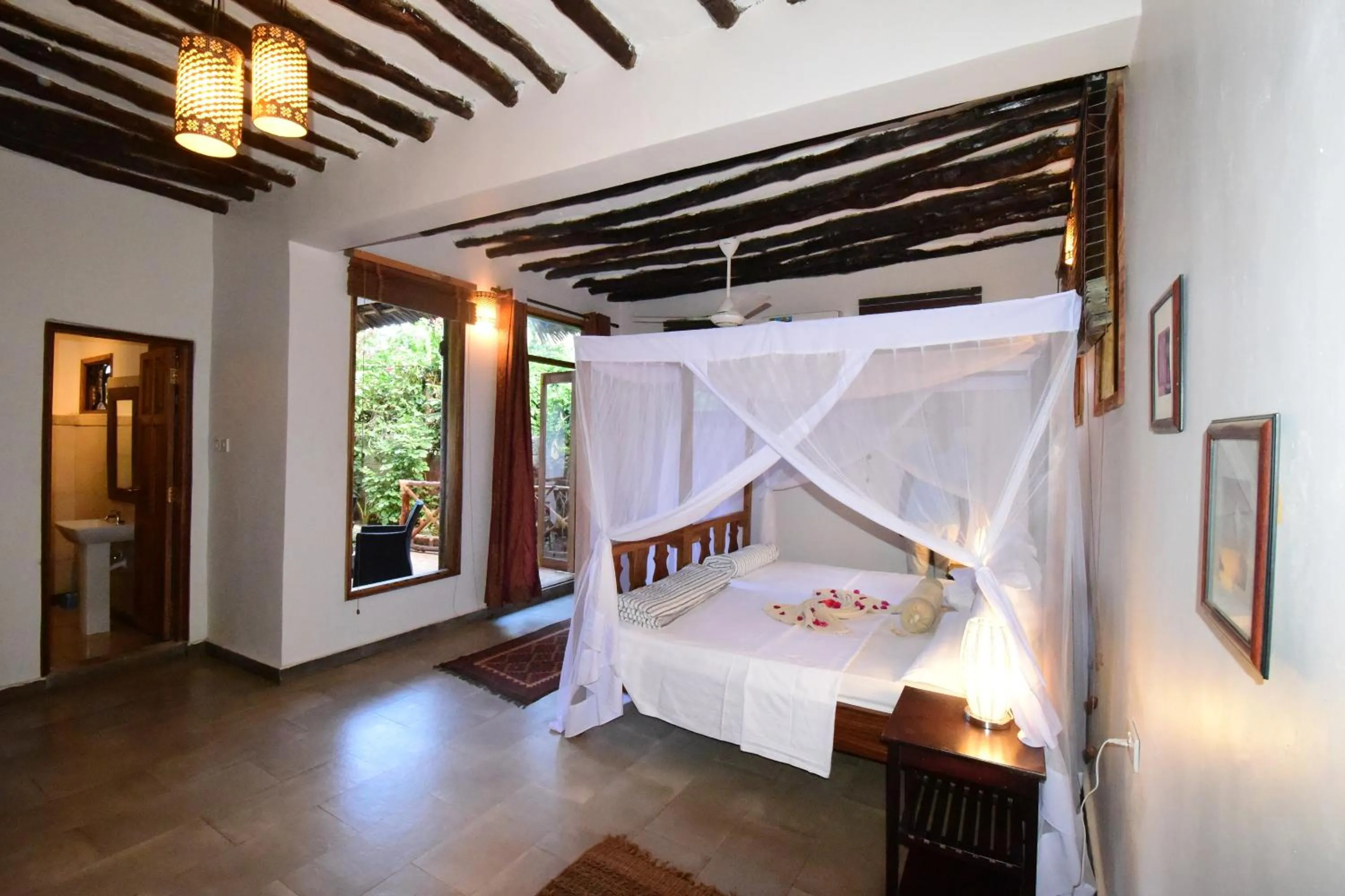 Bathroom, Bed in Tamani Villas