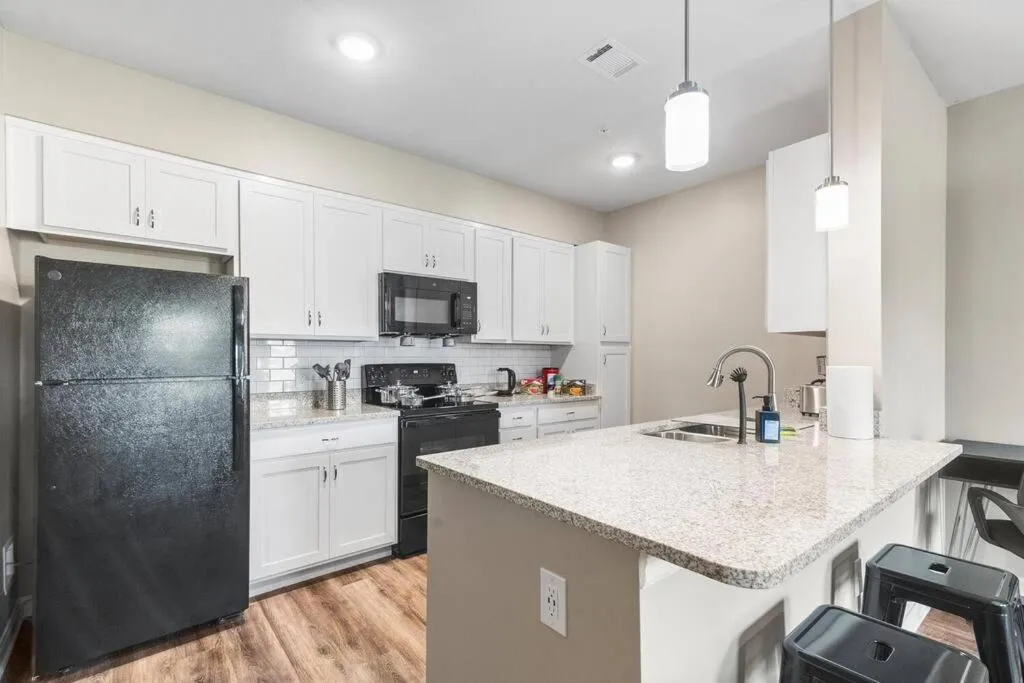 Luxe 1BR/1BA: Dive, Rest, Explore. Book Now!