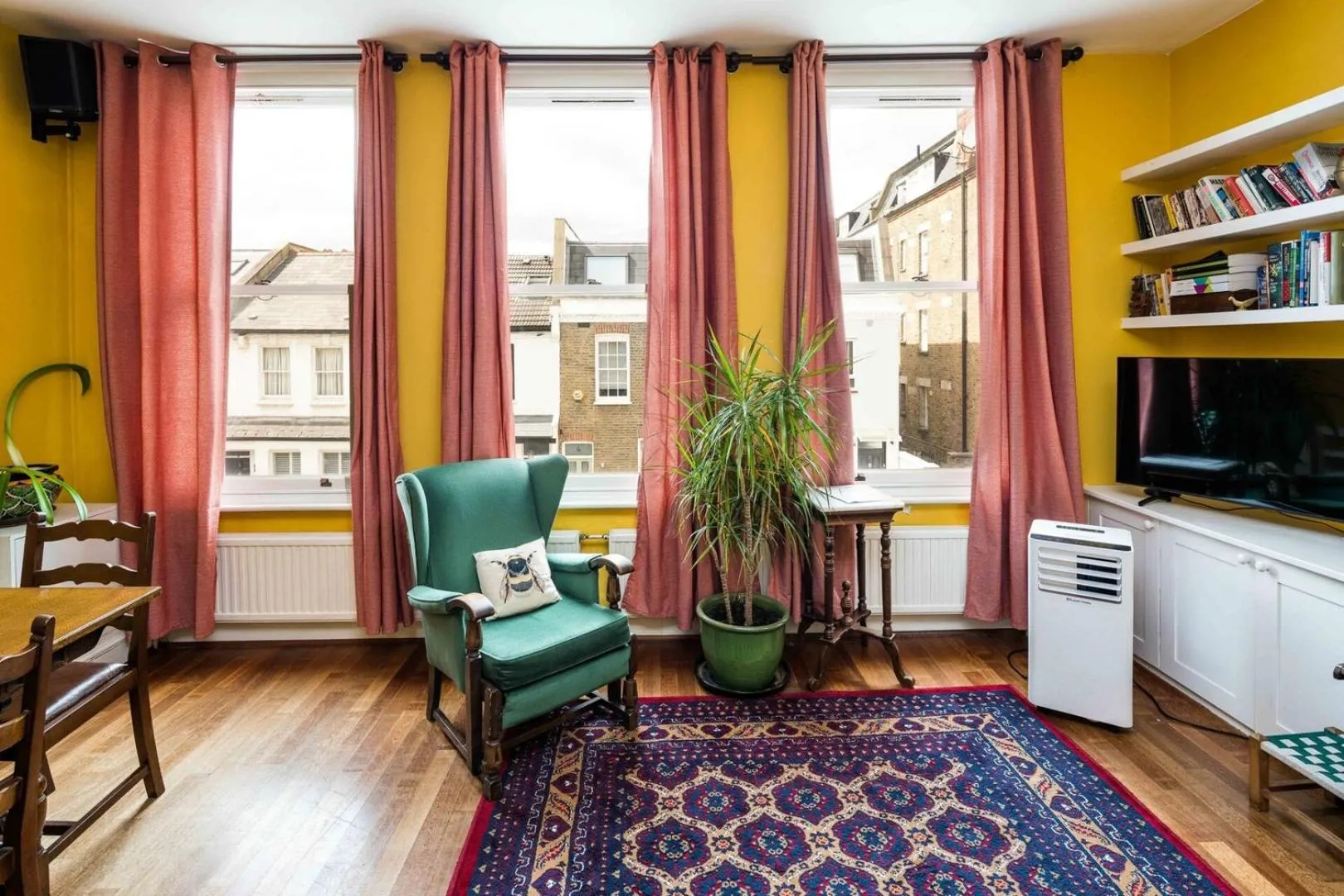 Elegant and Peaceful 2BD apt - Barons Court/London