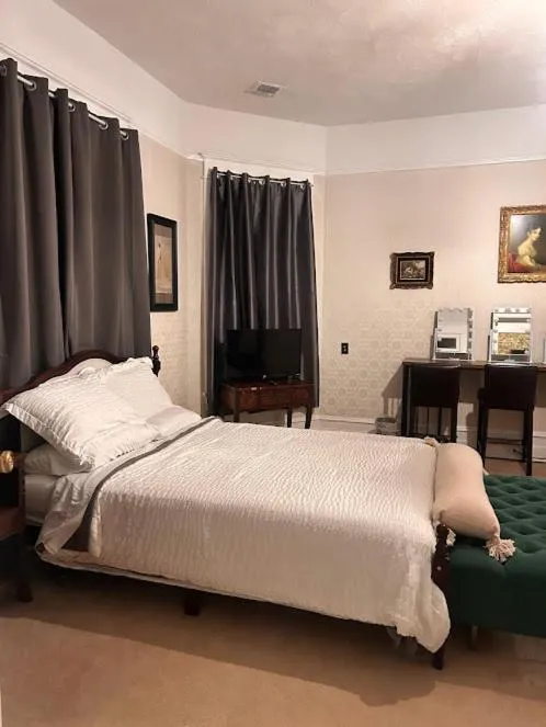 Bed in Enloe House