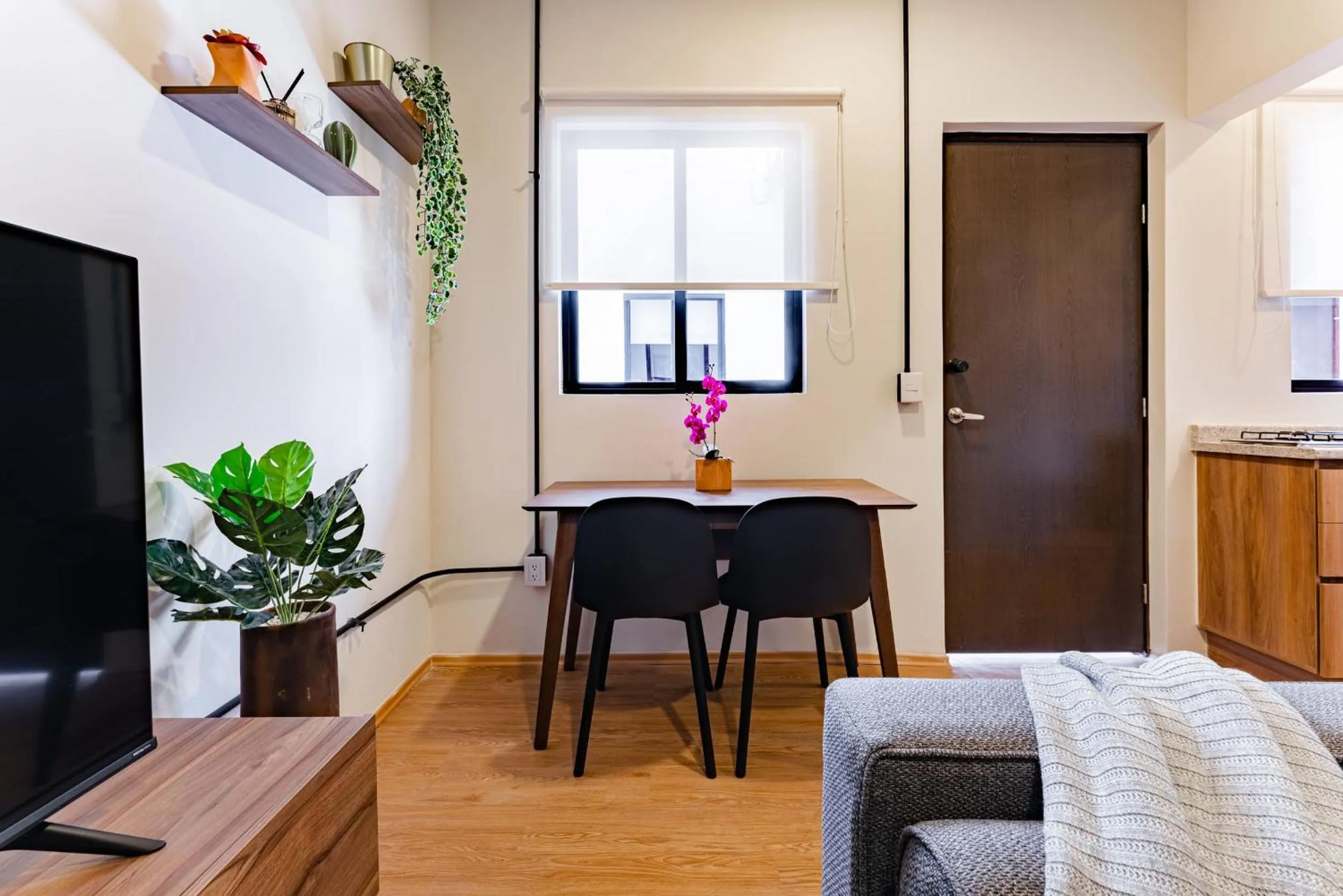 Dining area in Mariano Escobedo Apartments by VH