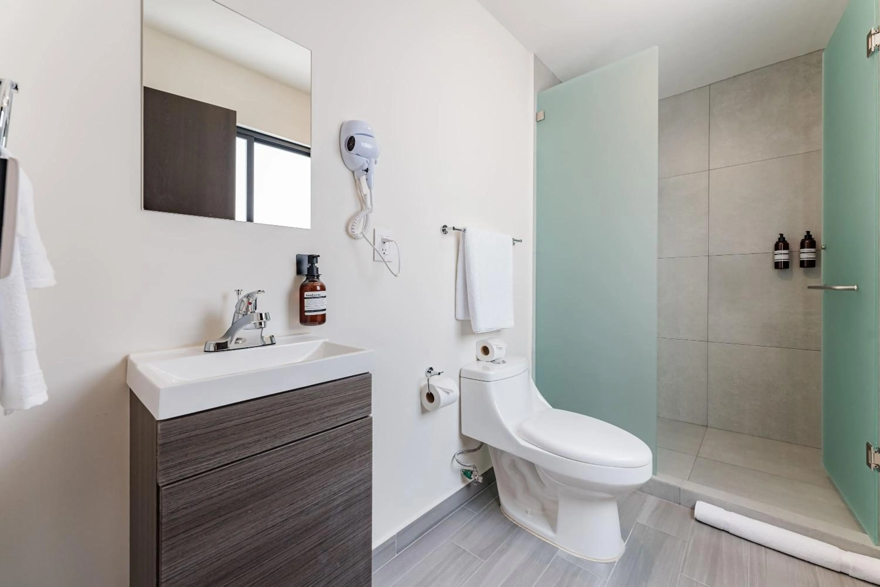 Bathroom in Mariano Escobedo Apartments by VH