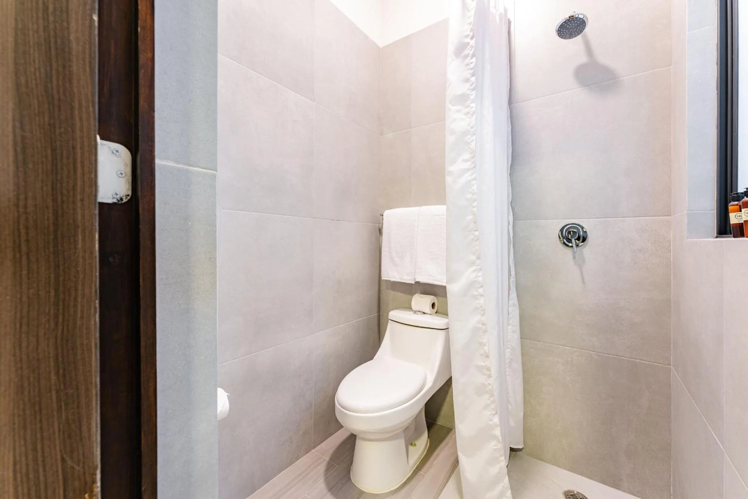 Bathroom in Mariano Escobedo Apartments by VH